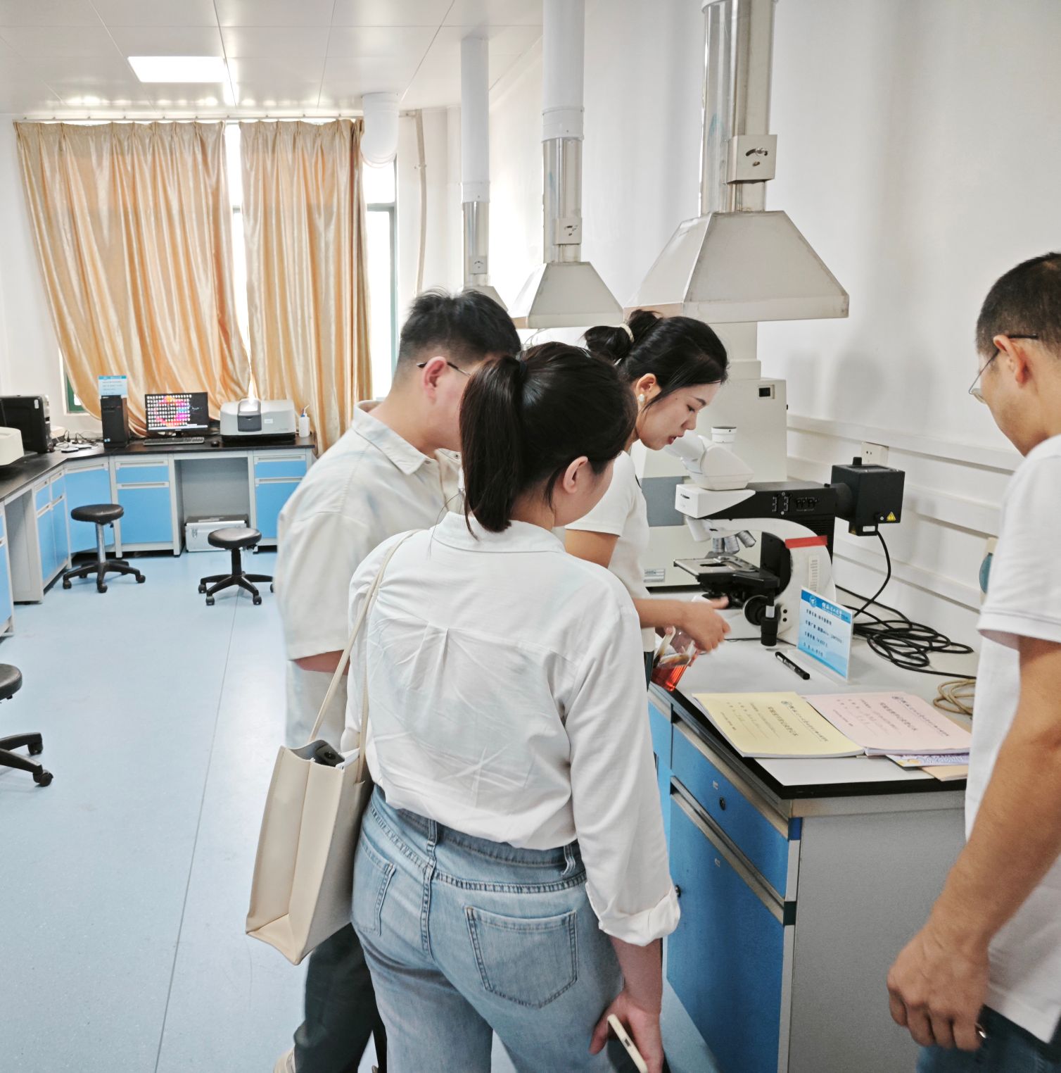 参观桂林理工大学实验室