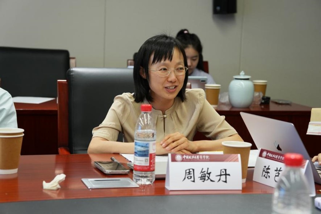 中国政法大学商学院经济系副主任周敏丹副教授围绕《管子》中的“官山海”政策展开，重点分析其经济思想与治国理念。管仲还推动盐业对外贸易，建立统一关税制度，设立驿站和客舍吸引外商，构建了早期的自由贸易网络，展现出极强的战略眼光与开放思维。