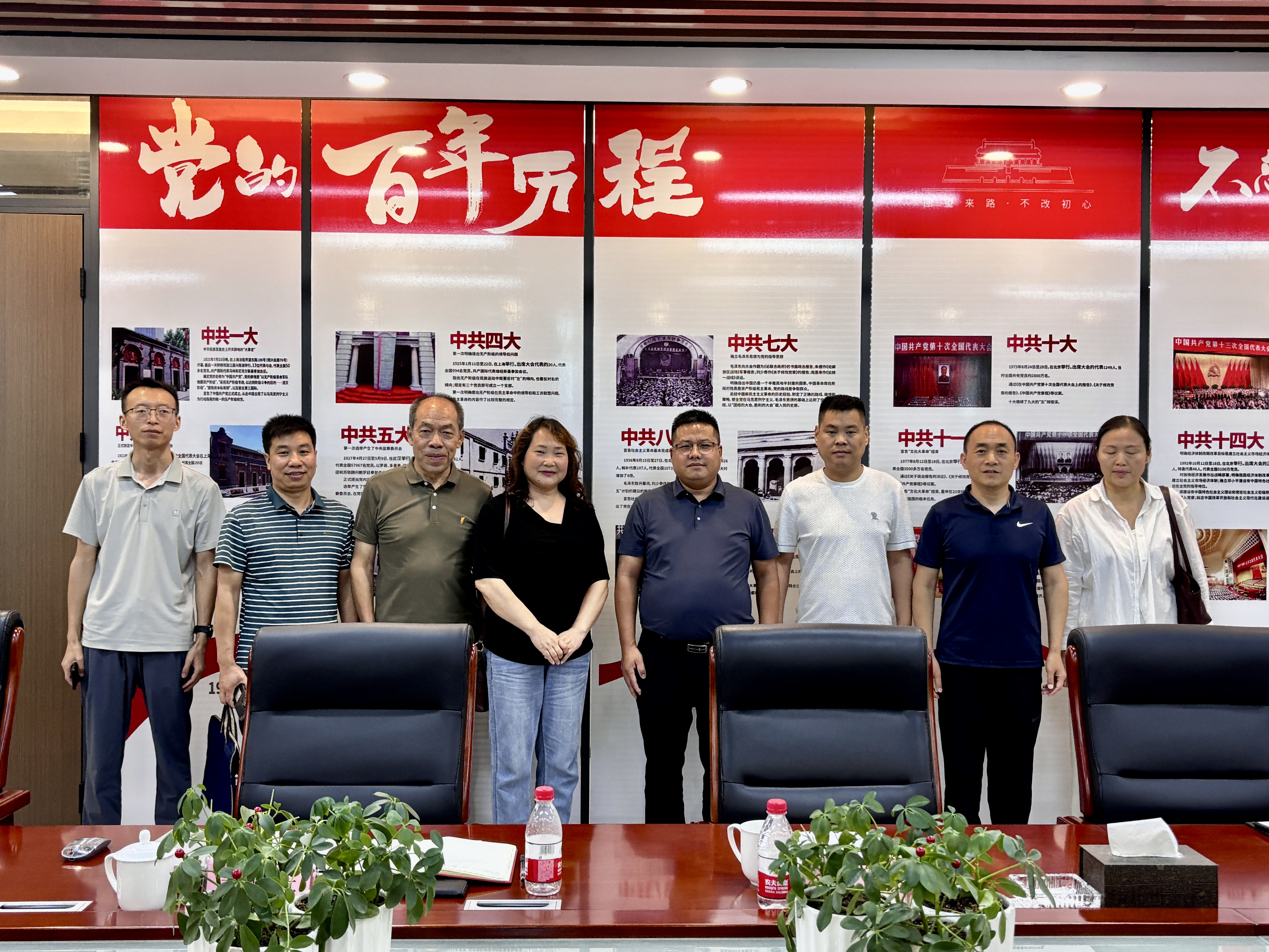 双方探讨交流校企合作后合影 双方探讨交流校企合作后合影