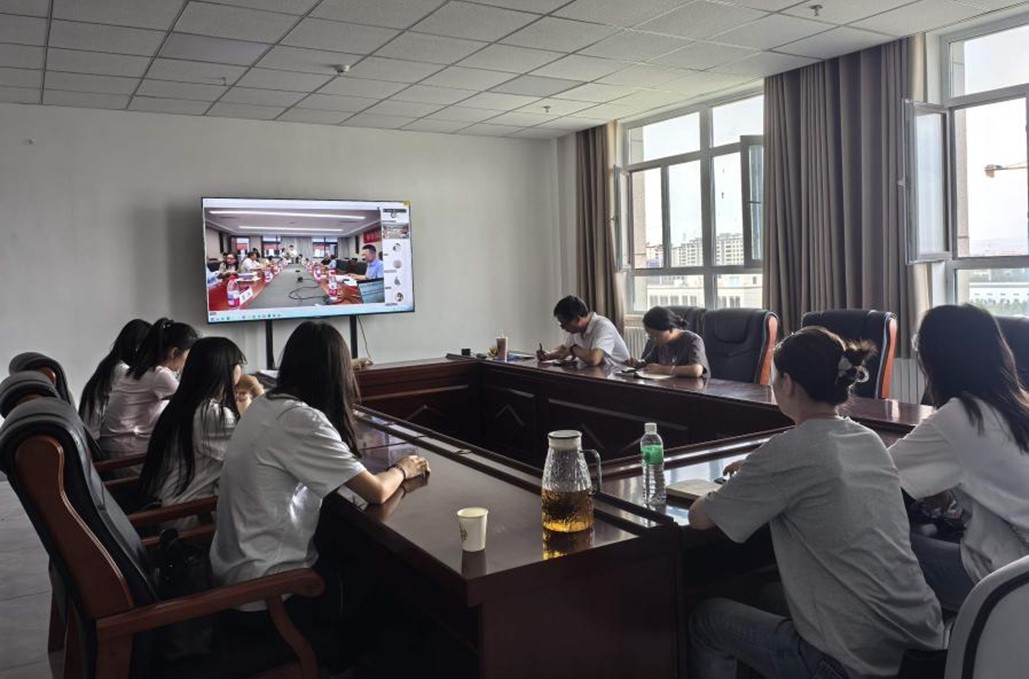 伊犁师范大学霍尔果斯商学院郭海涛老师在伊犁师范大学分会场分享了读书报告，围绕《管子》作为“治国之学”的管理智慧展开，重点从修身、用人、社交三个方面分析其在中国式管理中的应用。郭老师结合自身企业管理经验指出，《管子》强调“经营人心”是管理的核心，不仅涉及制度规范，更注重领导者的格局与心力。通过案例说明管子如何运用文化赋值和权力运作实现资源调控，体现出“轻重之术”的现实运用。