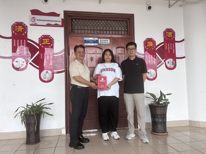 我校纪检监察处处长肖长城为王越同志颁发荣誉证书