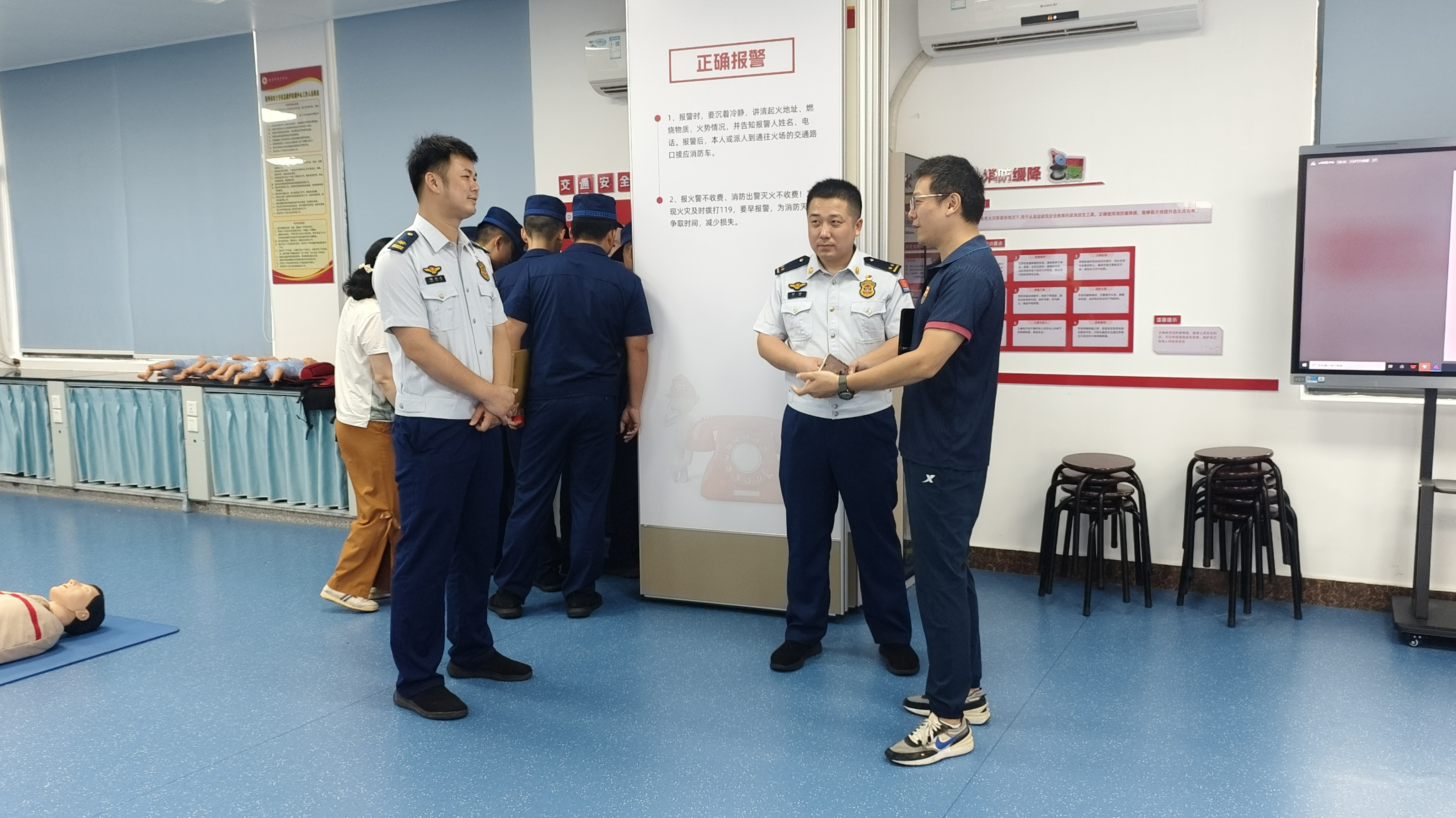 消防救援站党支部党员与临床护理党支部党员展开深入交流 消防救援站党支部党员与临床护理党支部党员展开深入交流