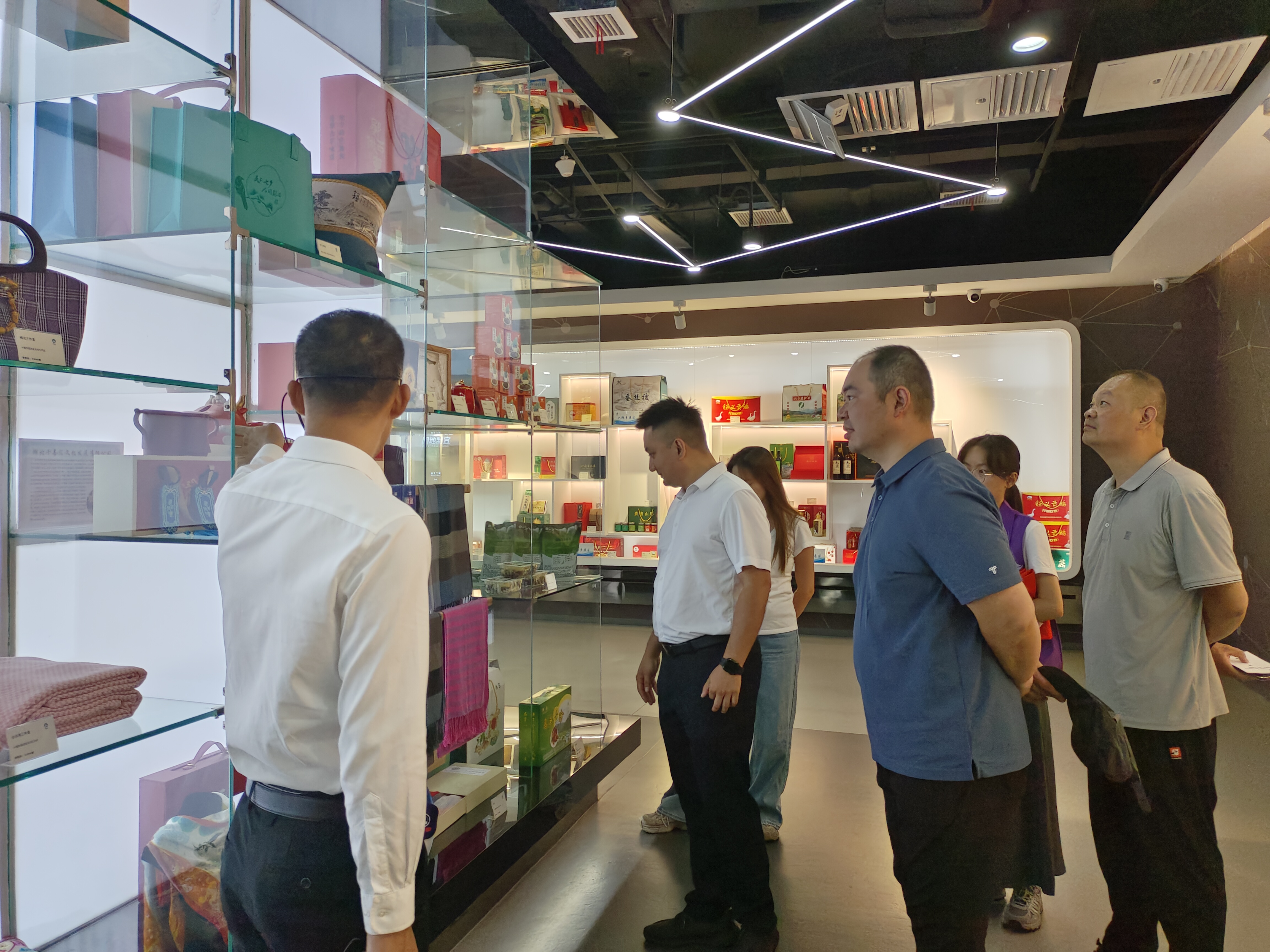 6.调研县电商一体化展示中心