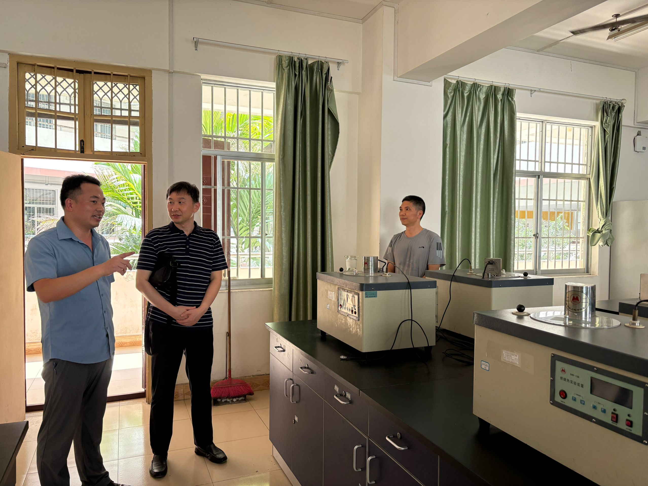 参观百色学院实验室