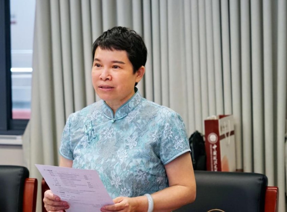 中国政法大学商学院企业史研究所所长巫云仙教授主持会议