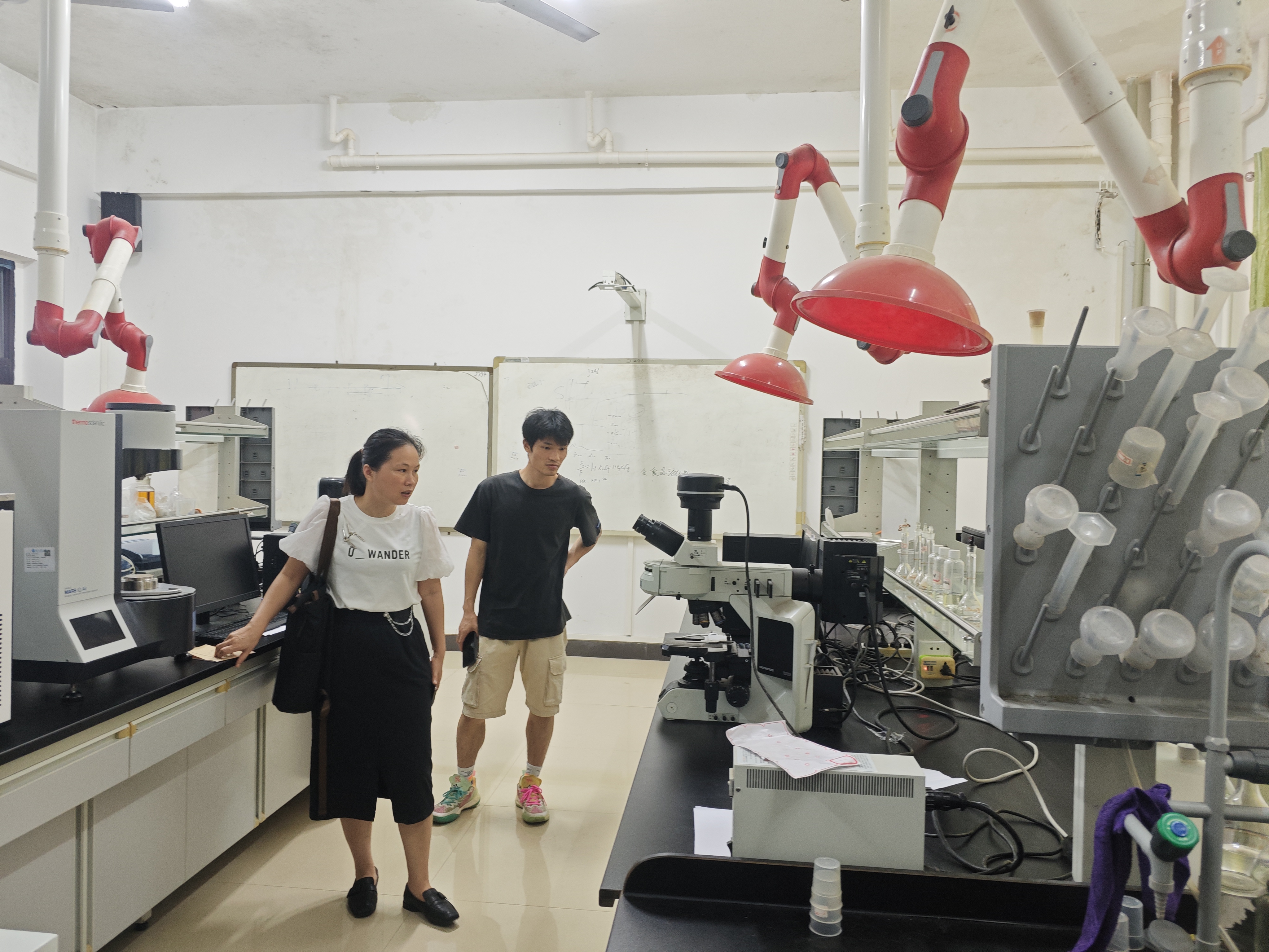 参观北部湾大学实验室