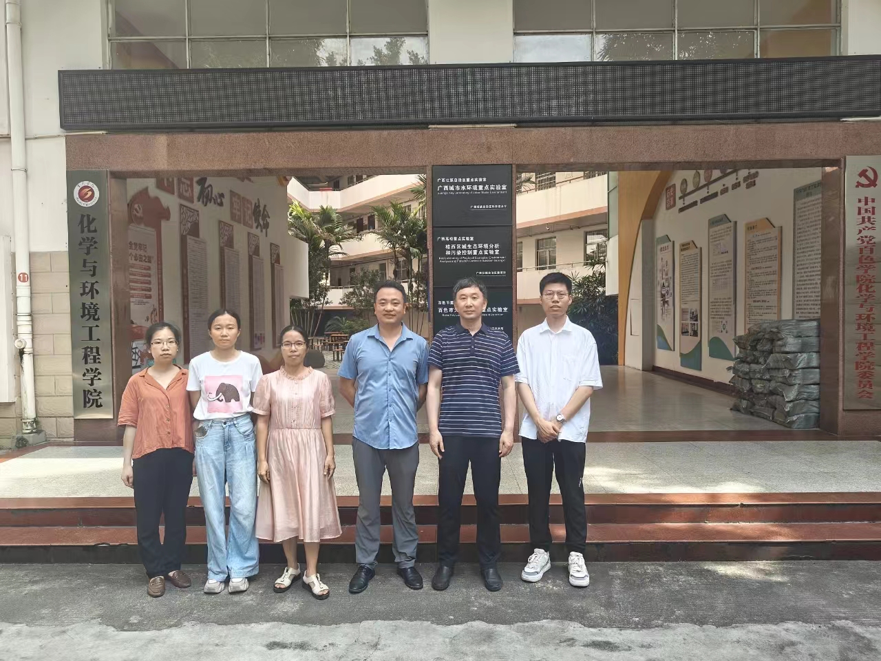 参观百色学院合影留念