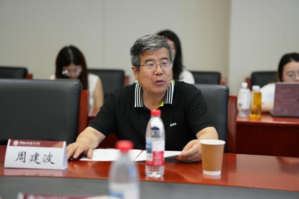 北京大学经济学院经济史系主任周建波教授与谈点评。
周建波教授认为《管子》作为古代最具经济学色彩的经典之一，深刻揭示商品经济发展中的规律与问题，如市场交换、价格波动、流民与金融风险等，并提出国家干预以应对商业副作用的理念。《管子》思想在肯定市场作用的同时，强调国家应顺势而为、合理干预，对当今市场经济治理、国企改革及社会风险管理仍具重要启示意义。