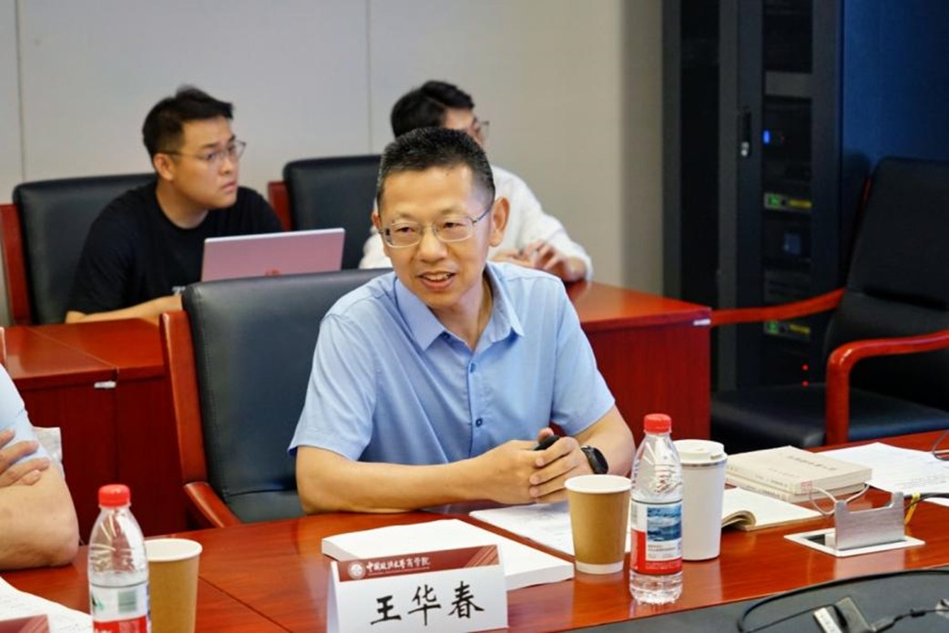 北京师范大学政府管理学院王春华教授进行专家导读。他指出《管子》是战国至西汉时期层积形成的非一人之作，核心经济思想集中于《轻重》十六篇，全书本质为融合多元学派的地方政策文件汇编。战国时期的管子强调土地的重要性、农本思想、法治等理念，同时也包含了道家、儒家等多种思想元素。而“轻重”篇则更多地反映了中央集权下国家对经济的干预方式。