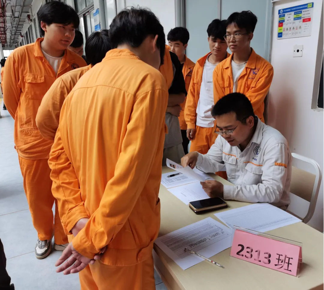 全员全覆盖、点对点指导2023级学生求职面试