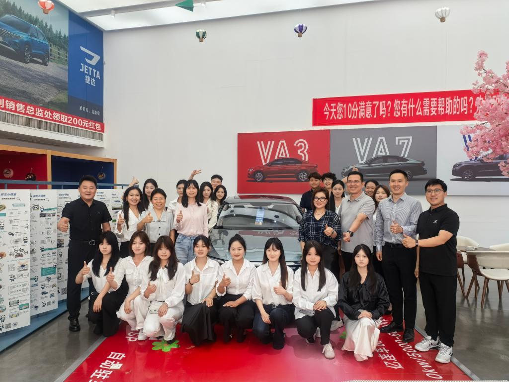 一汽-大众新媒体班实训结课验收师生合影留念 一汽-大众新媒体班实训结课验收师生合影留念