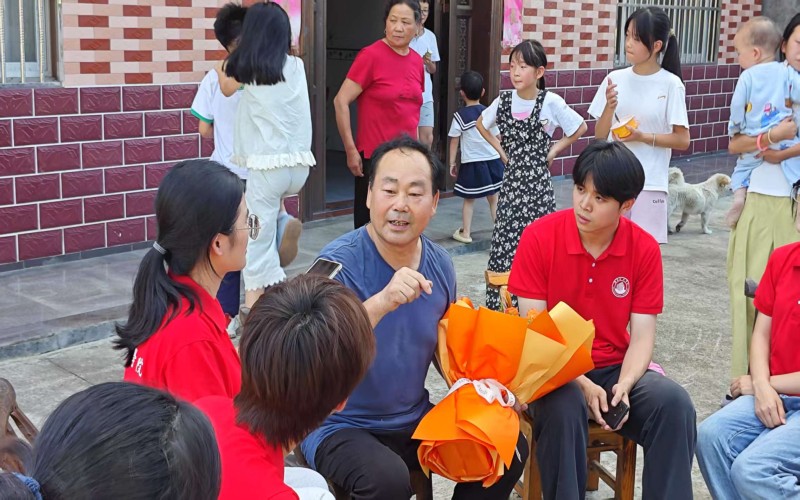 4 团队成员与村民交谈