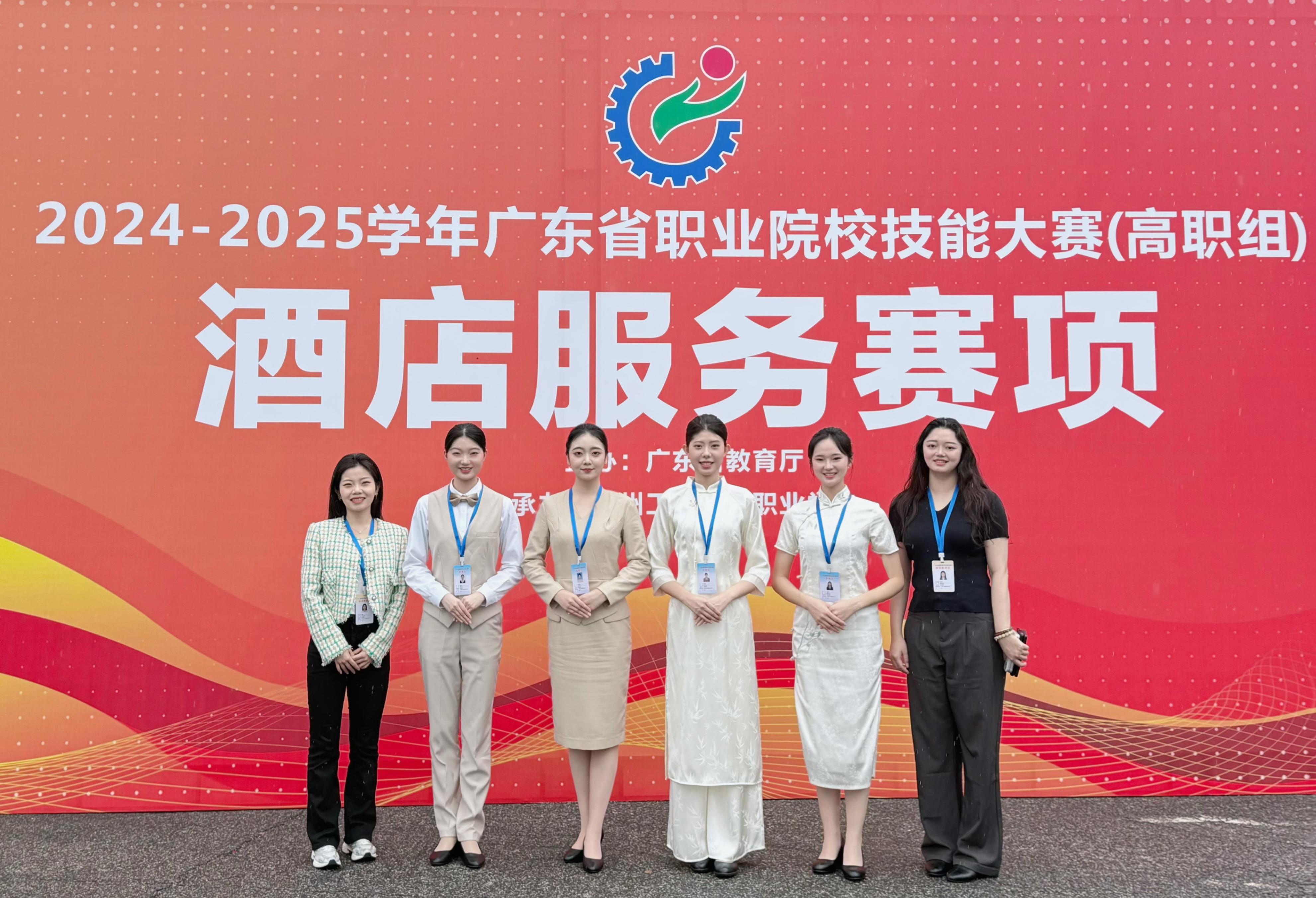 获奖学生与指导老师合影(1) 获奖学生与指导老师合影(1)