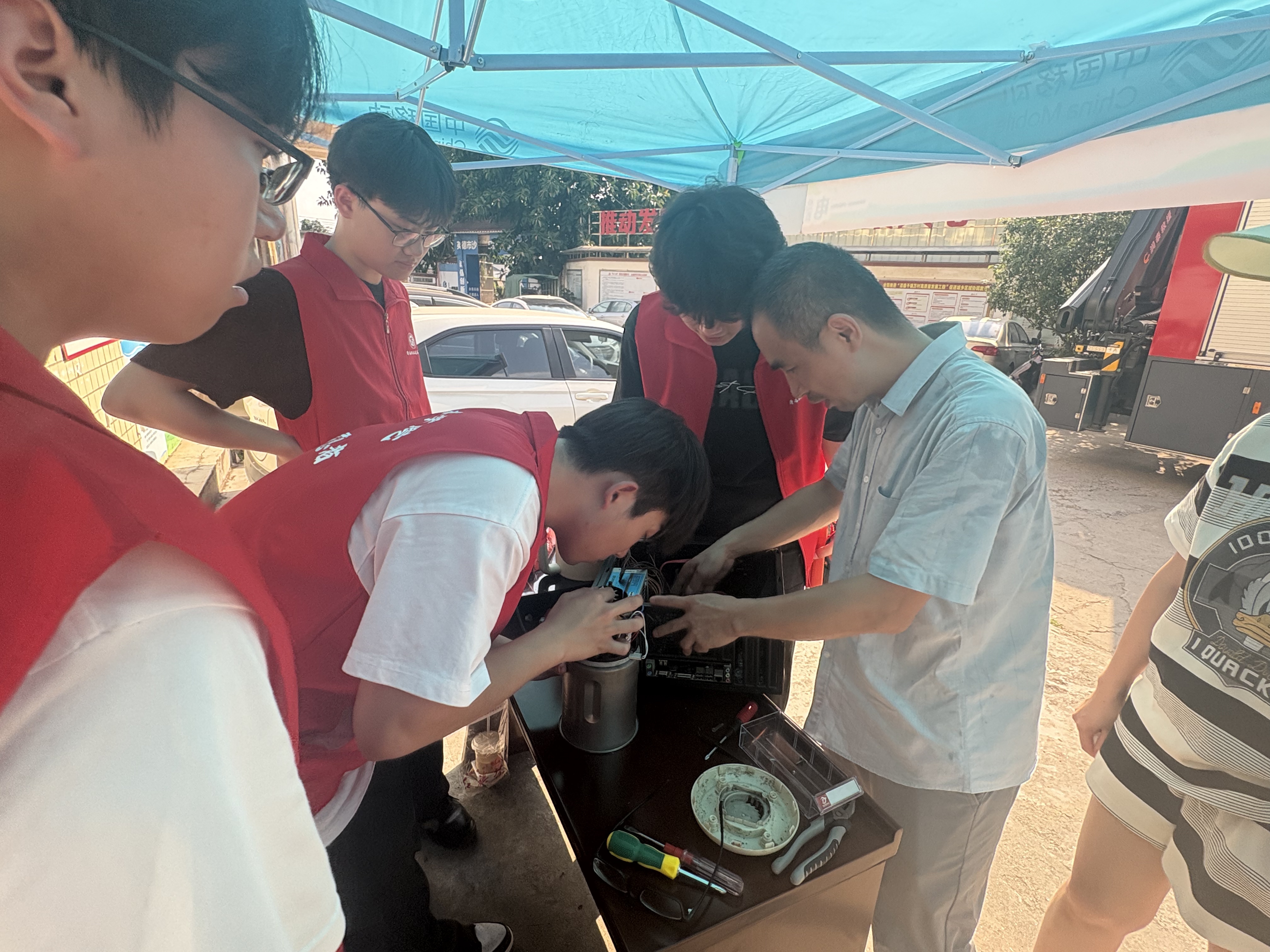 2张志亮同志指导学生进行电器维修 2张志亮同志指导学生进行电器维修