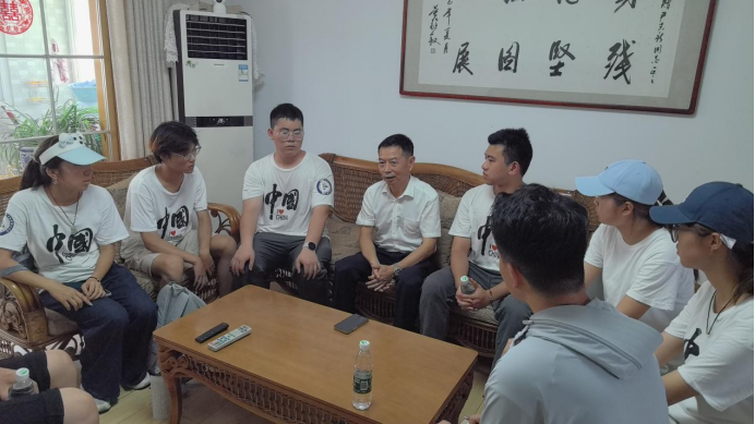 实践队员们聆听尹光新前辈讲述自己的故事
