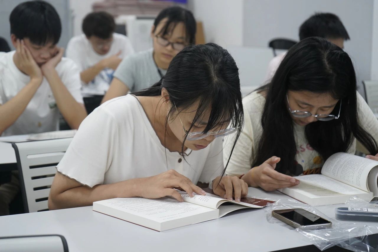 在红色读书会里“遇见”马克思和孔夫子  在跨时空“对话”中读懂“第二个结合” 4