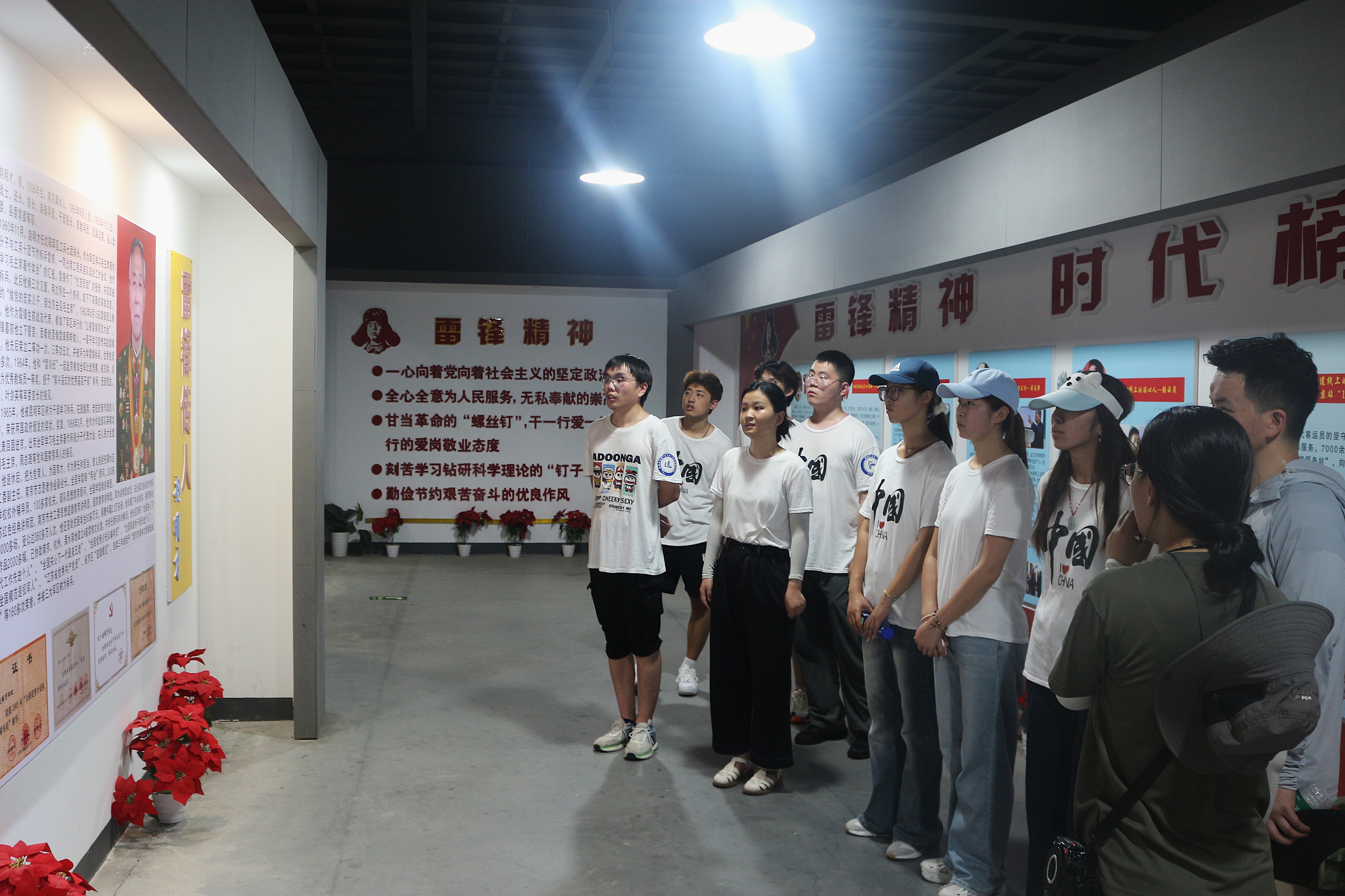 实践队员参观大金山雷锋纪念馆