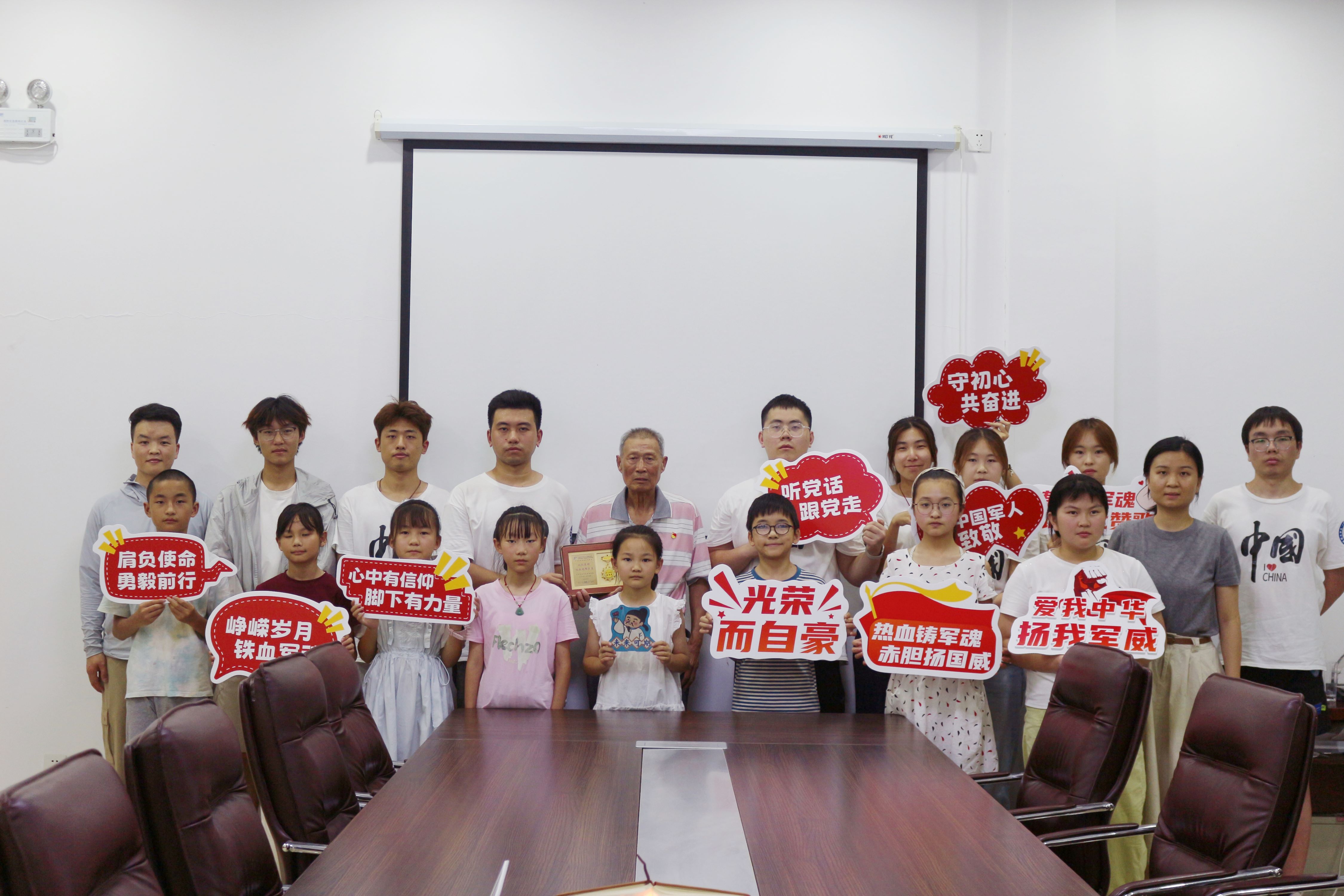 实践队员与邹厚友前辈合影留念