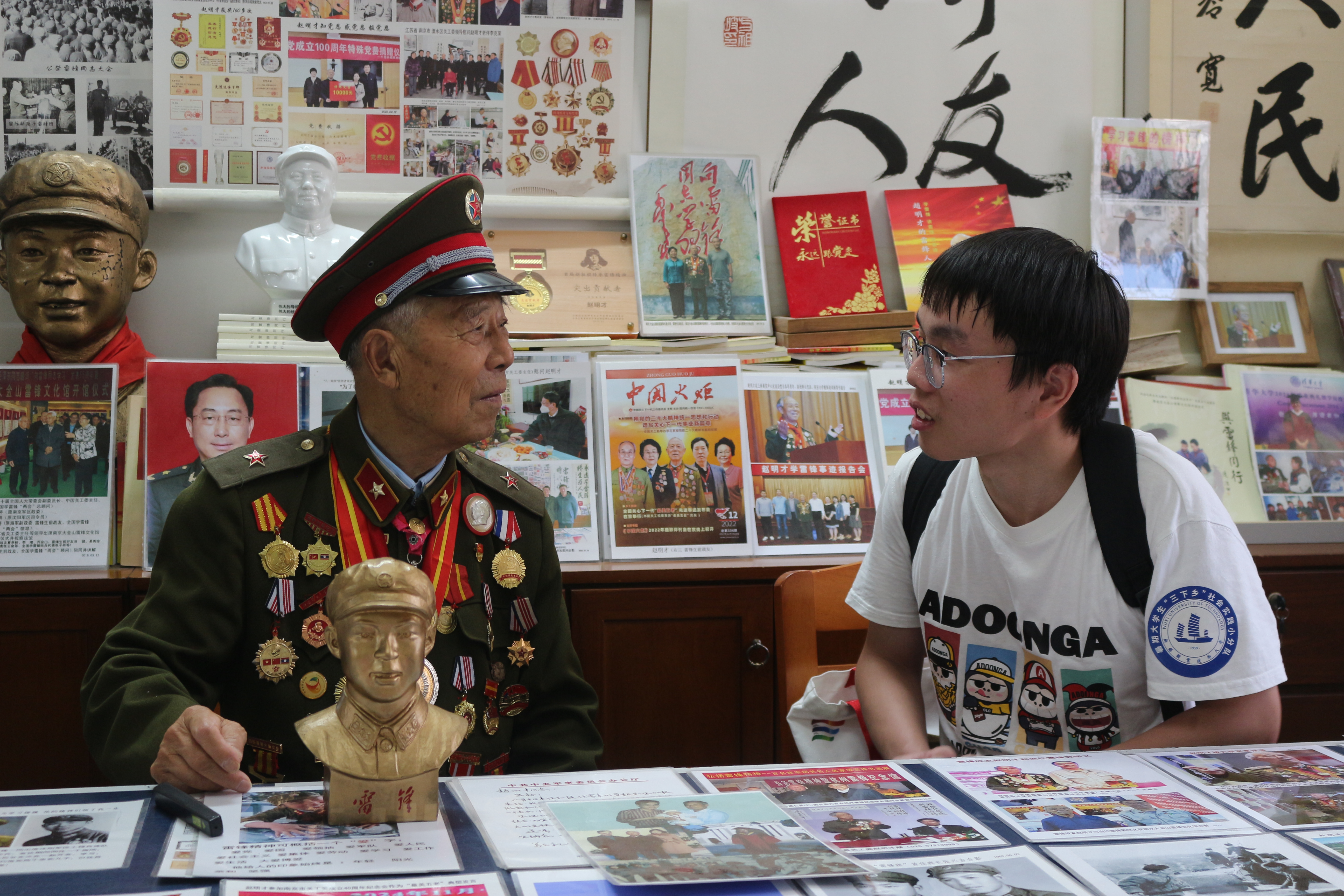 赵明才老前辈与实践队员亲切交流
