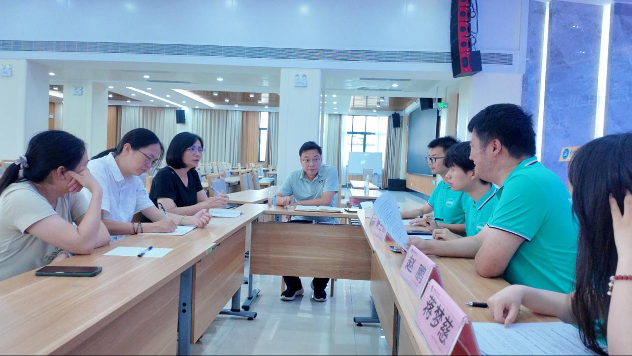 图为实践团队与覃塘中学三名政治老师进行访谈