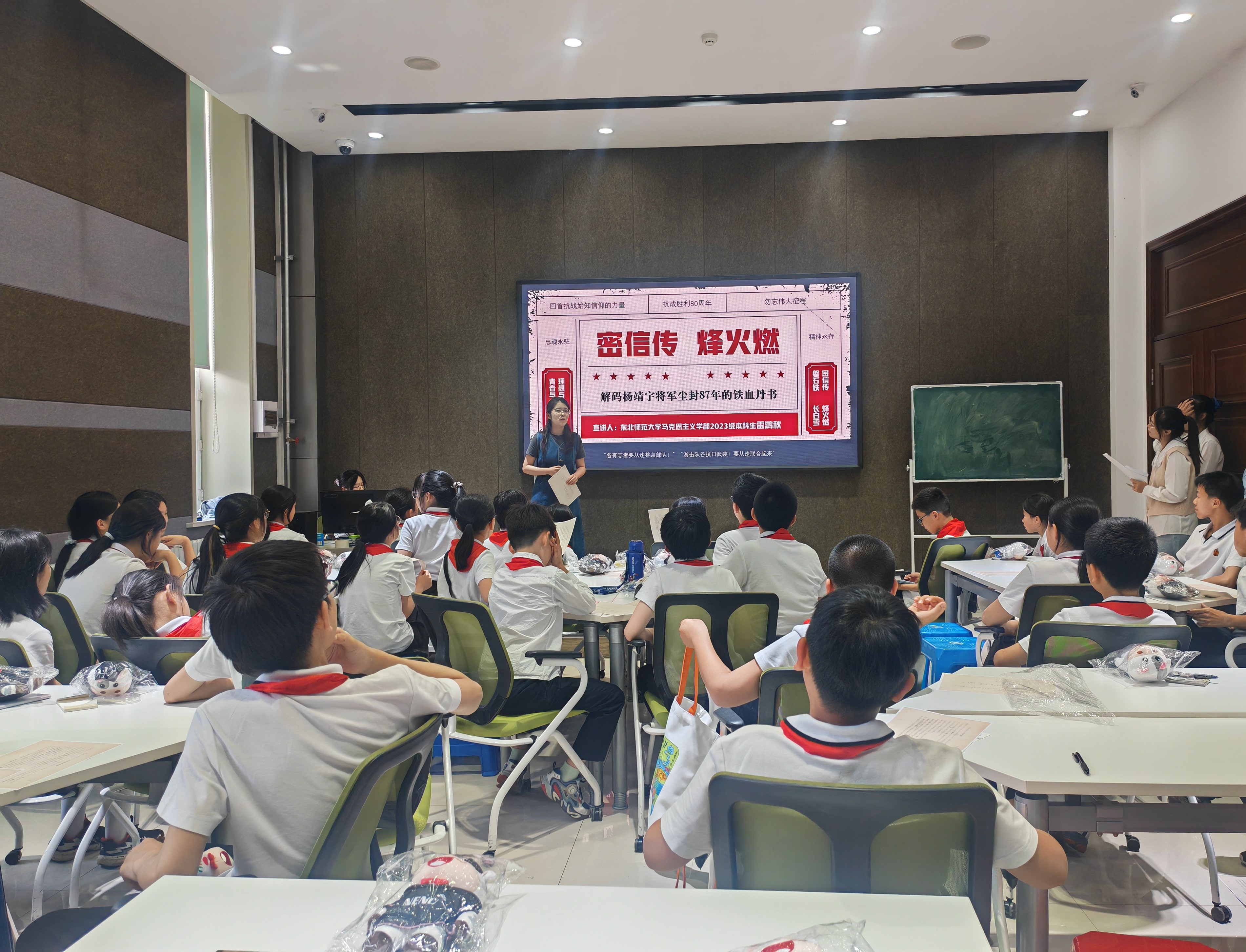 图3:志愿者雷鸿秋宣讲第二篇章“解码杨靖宇将军尘封87年的铁血丹书” 图3:志愿者雷鸿秋宣讲第二篇章“解码杨靖宇将军尘封87年的铁血丹书”