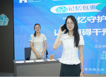 图4：7月11日志愿者在在华阳社区演绎阿尔兹海默症科普情景剧