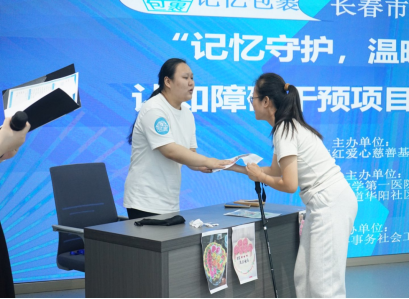 图5：7月11日志愿者在在华阳社区演绎阿尔兹海默症科普情景剧