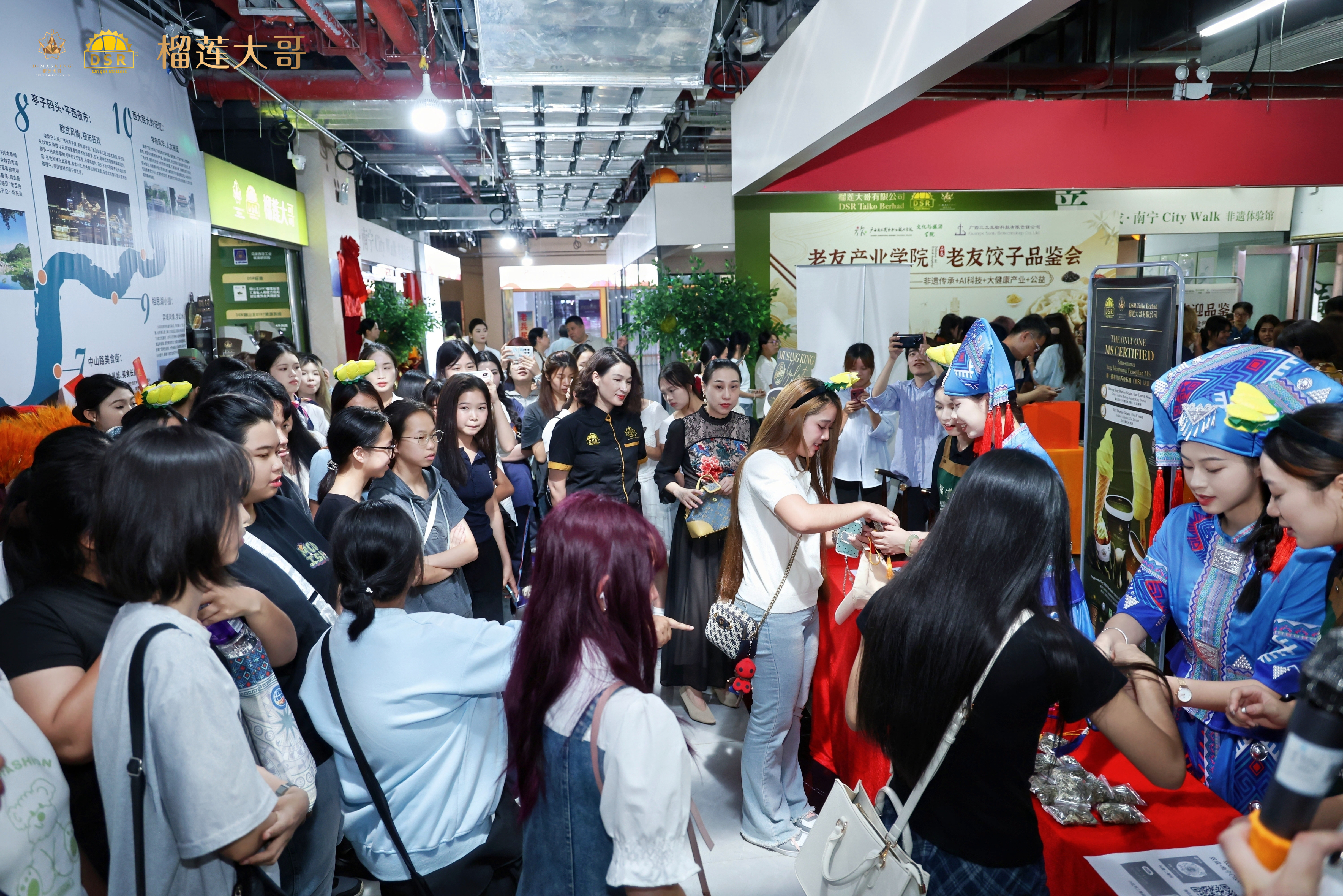 中外学生进行交流