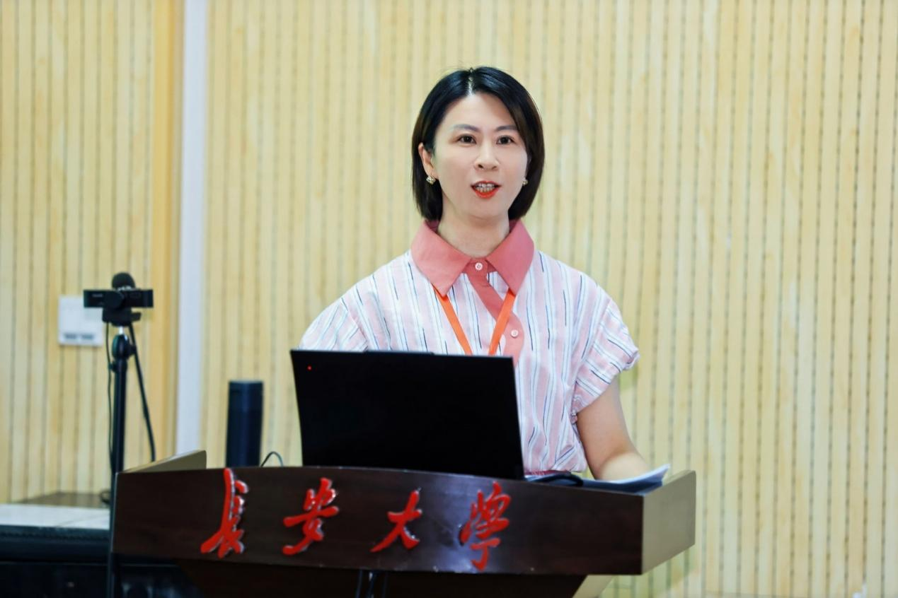 图1 李海凌教授作报告