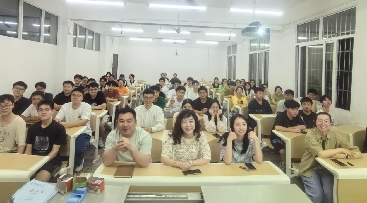全体参会人员留影
