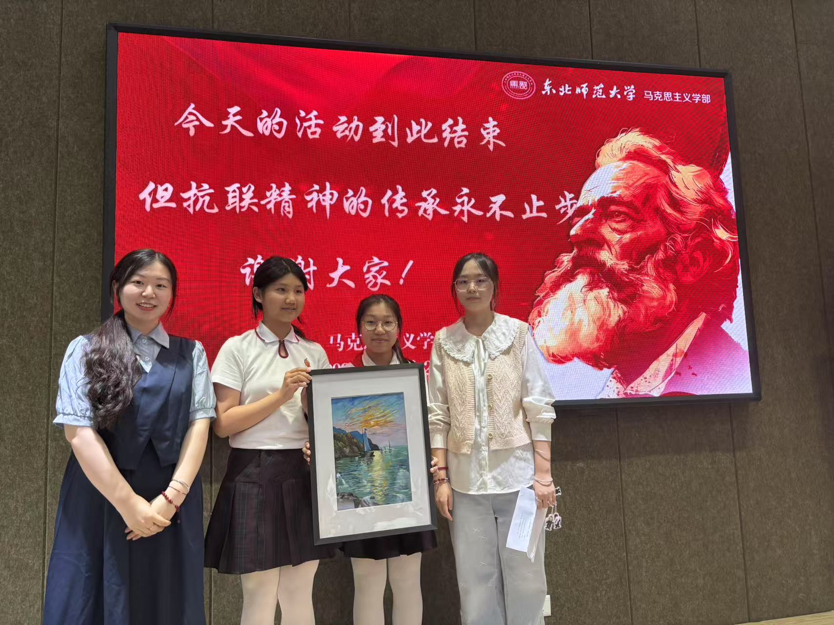图6:志愿者赵滢与何莹莹与互动小游戏中获奖的附小毕业生合影 图6:志愿者赵滢与何莹莹与互动小游戏中获奖的附小毕业生合影