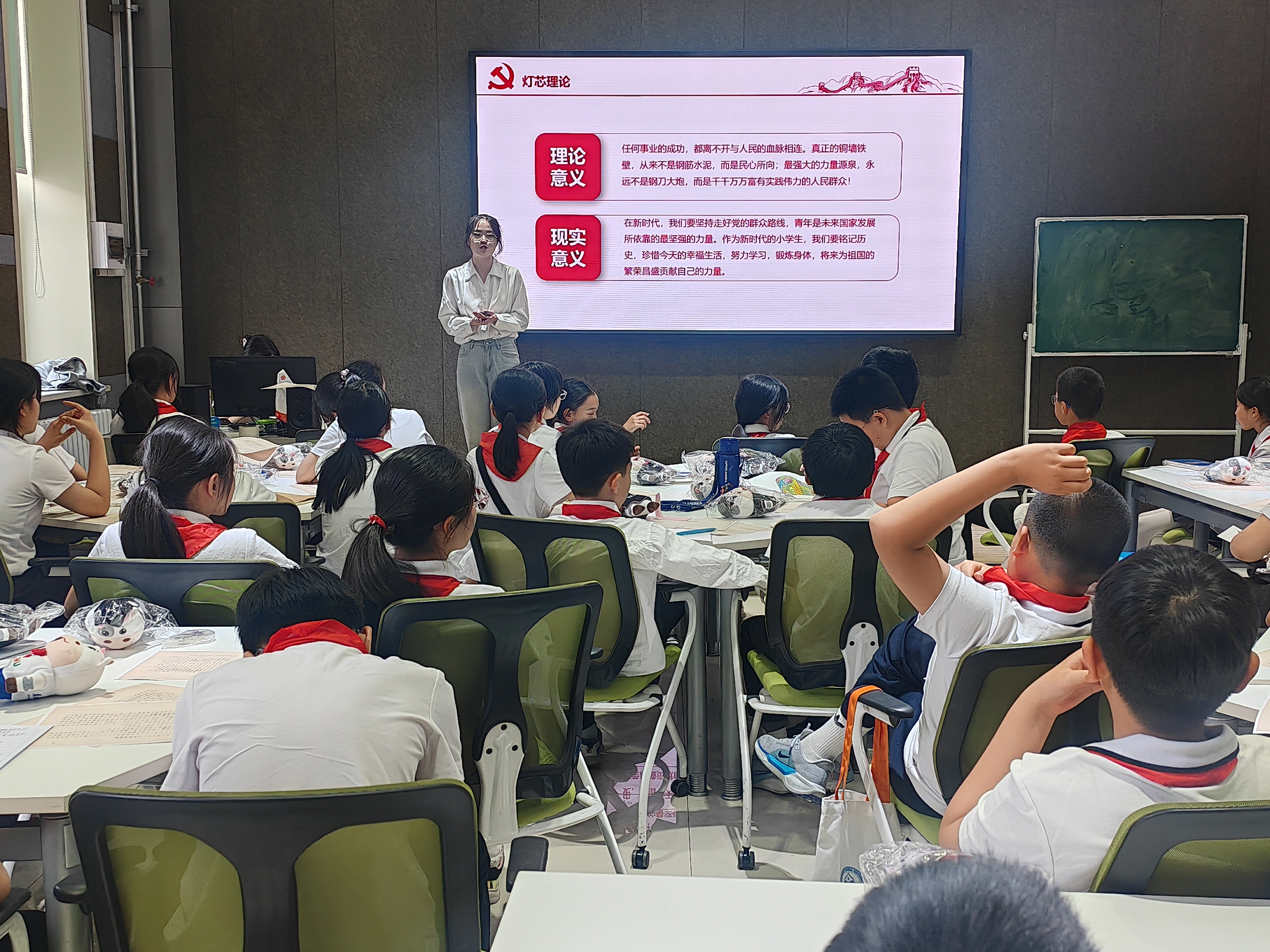 图4:志愿者张文硕宣讲第三篇章“解读灯芯理论,体悟党群深情” 图4:志愿者张文硕宣讲第三篇章“解读灯芯理论,体悟党群深情”
