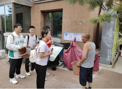 图1：7月10日志愿者在东风社区开展水电安全宣传活动