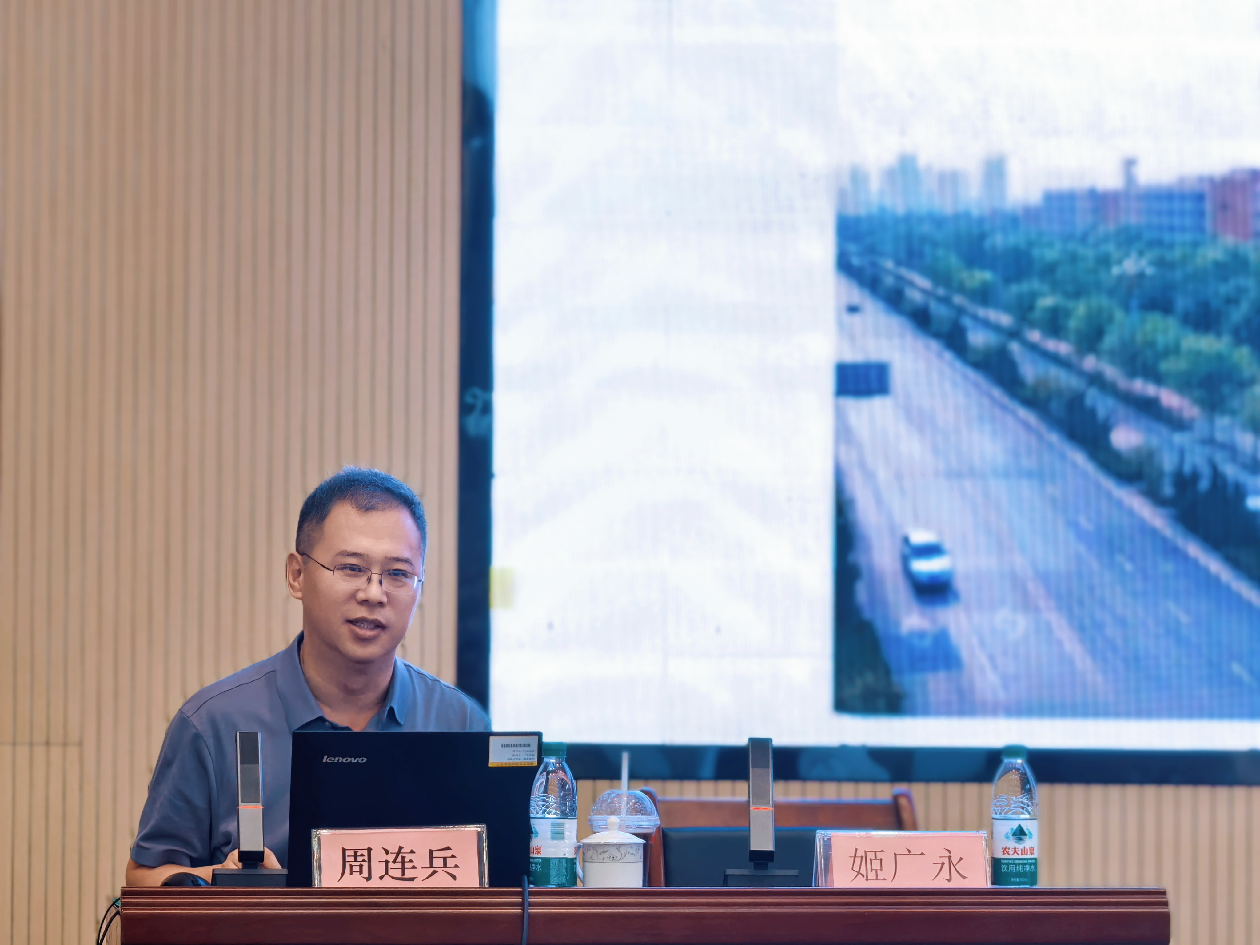 我校在山东省职业院校人工智能通识教育研讨会上作主题报告1