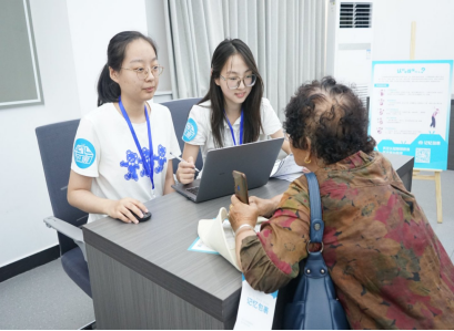 图3：7月12日志愿者在华阳社区对60岁以上老人进行阿尔兹海默症认知筛查