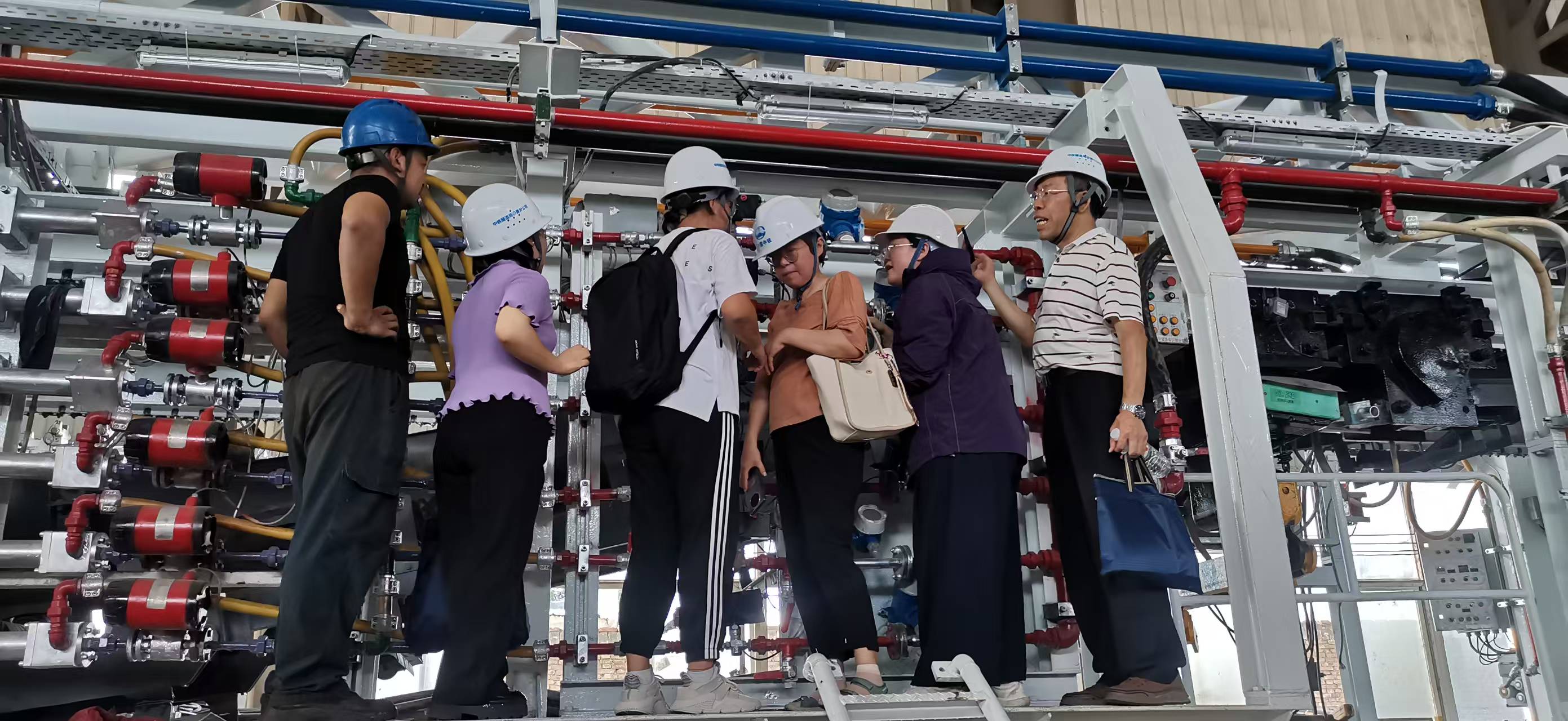 与维修工程师现场考察和讨论设备装置问题