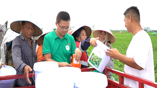 图片2给种植户赠送肥料并讲解茉莉花科学用肥