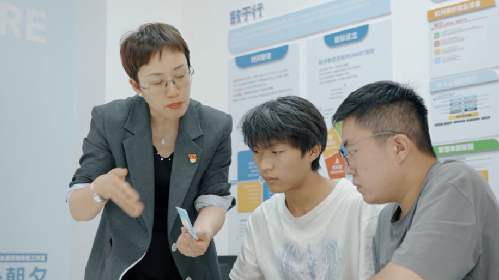 图3:苗姗姗开展职业生涯咨询 图3:苗姗姗开展职业生涯咨询