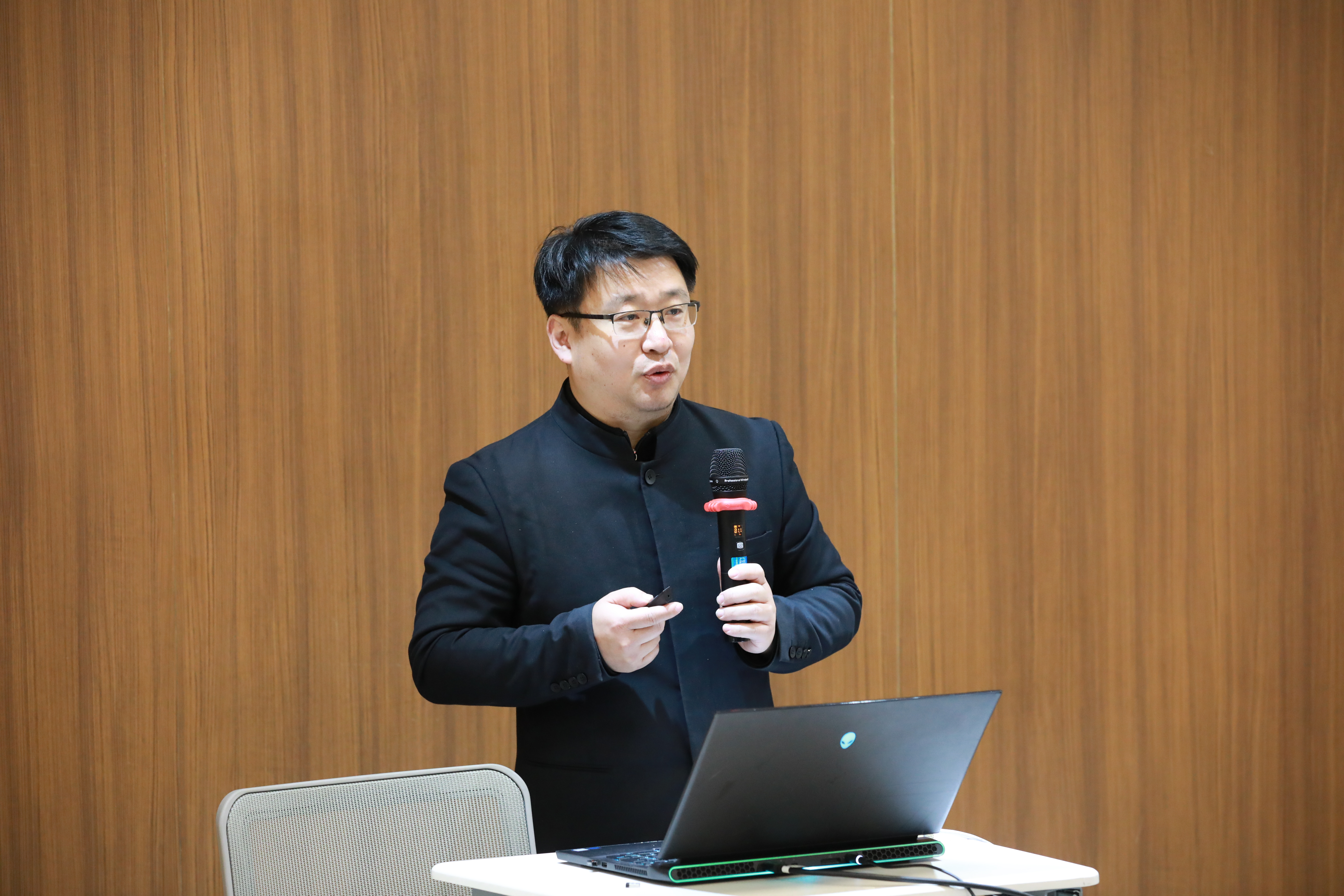 图5 北京土木建筑学会常务副秘书长吴吉明发表主旨报告