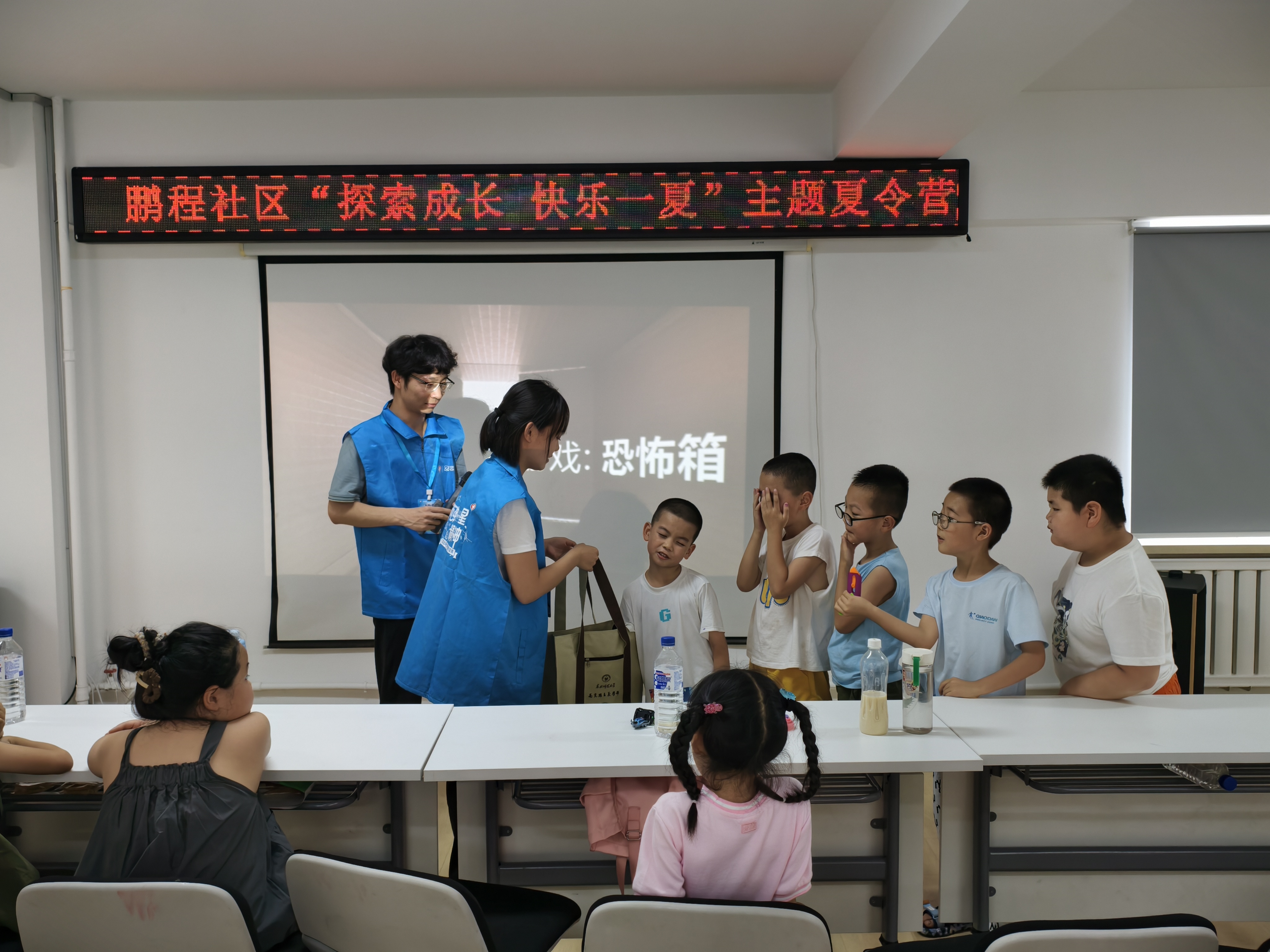 图2：7月9日团队走进鹏程社区开展“生活中的核辐射”