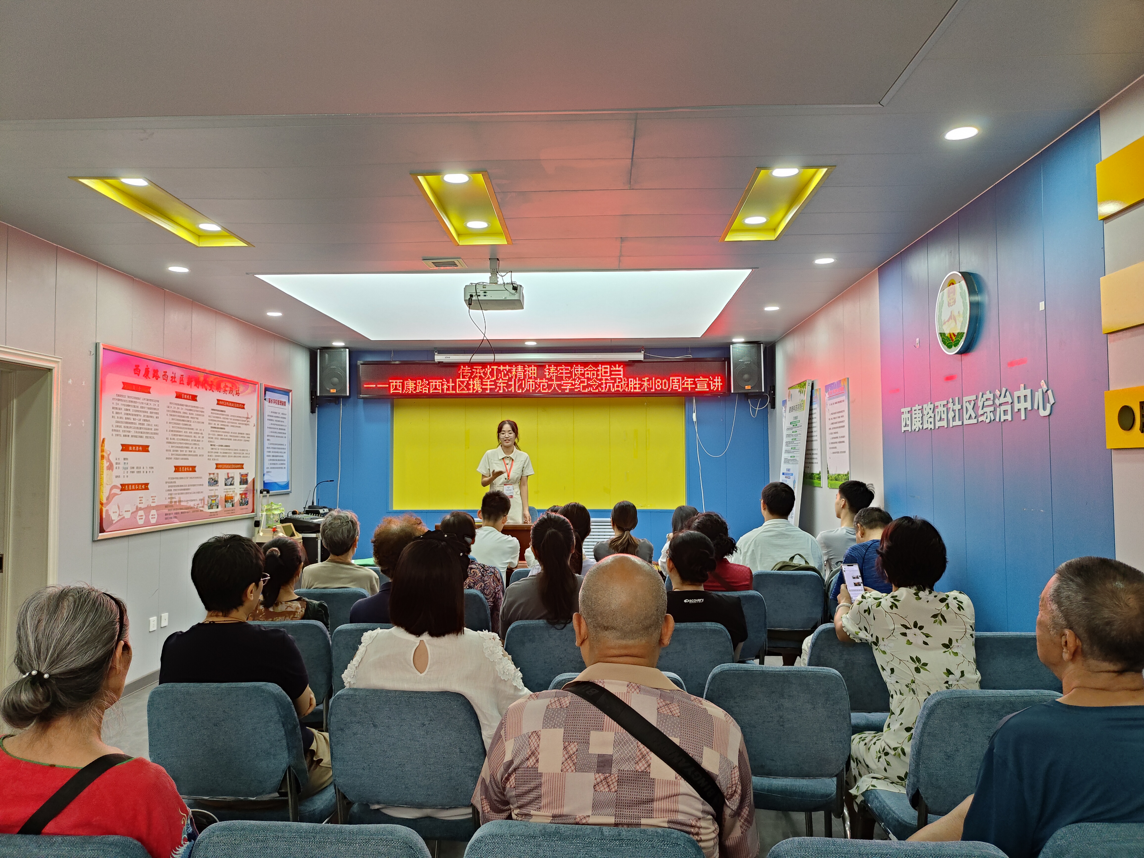 图1：7月7日志愿者张文硕、万禹含走进西康路西社区宣讲