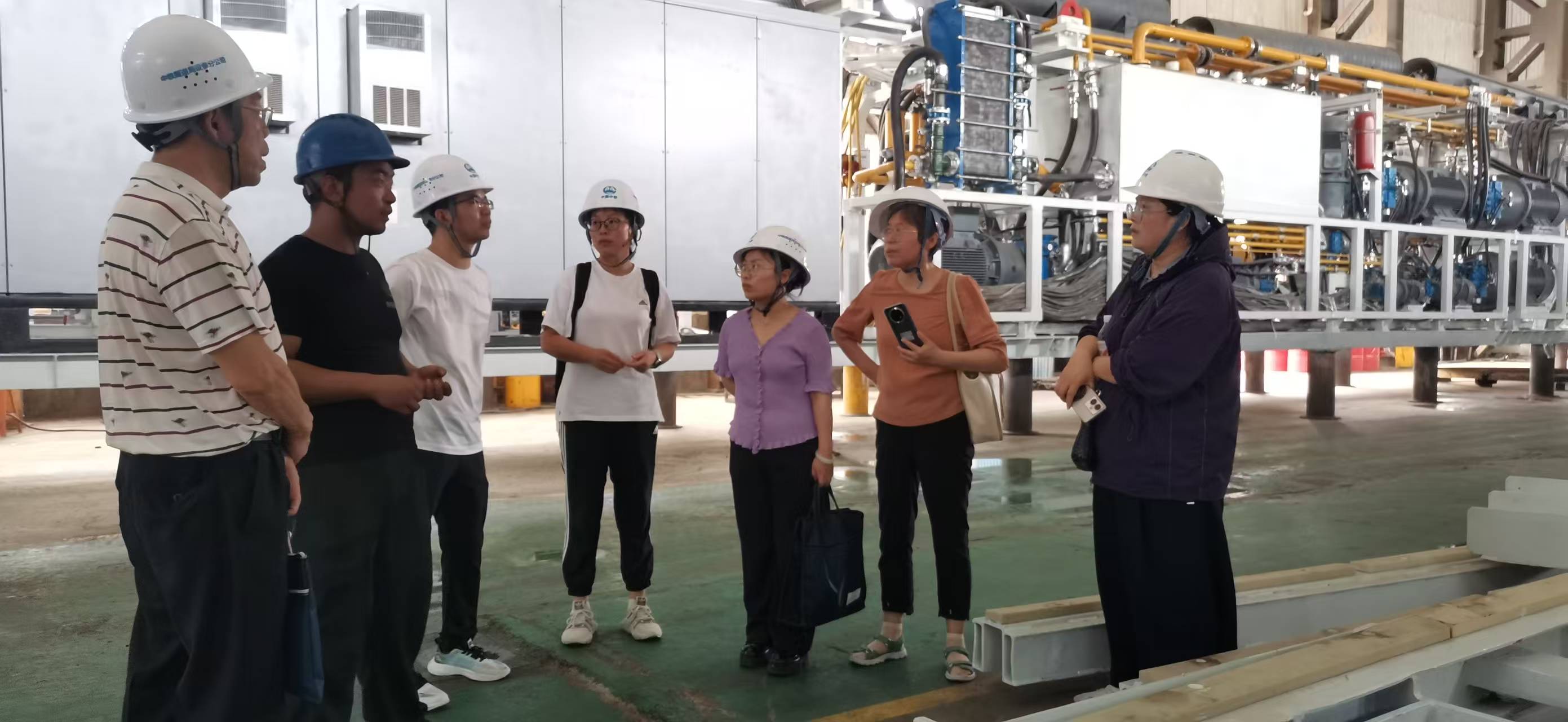 与工程师现场讨论技术问题