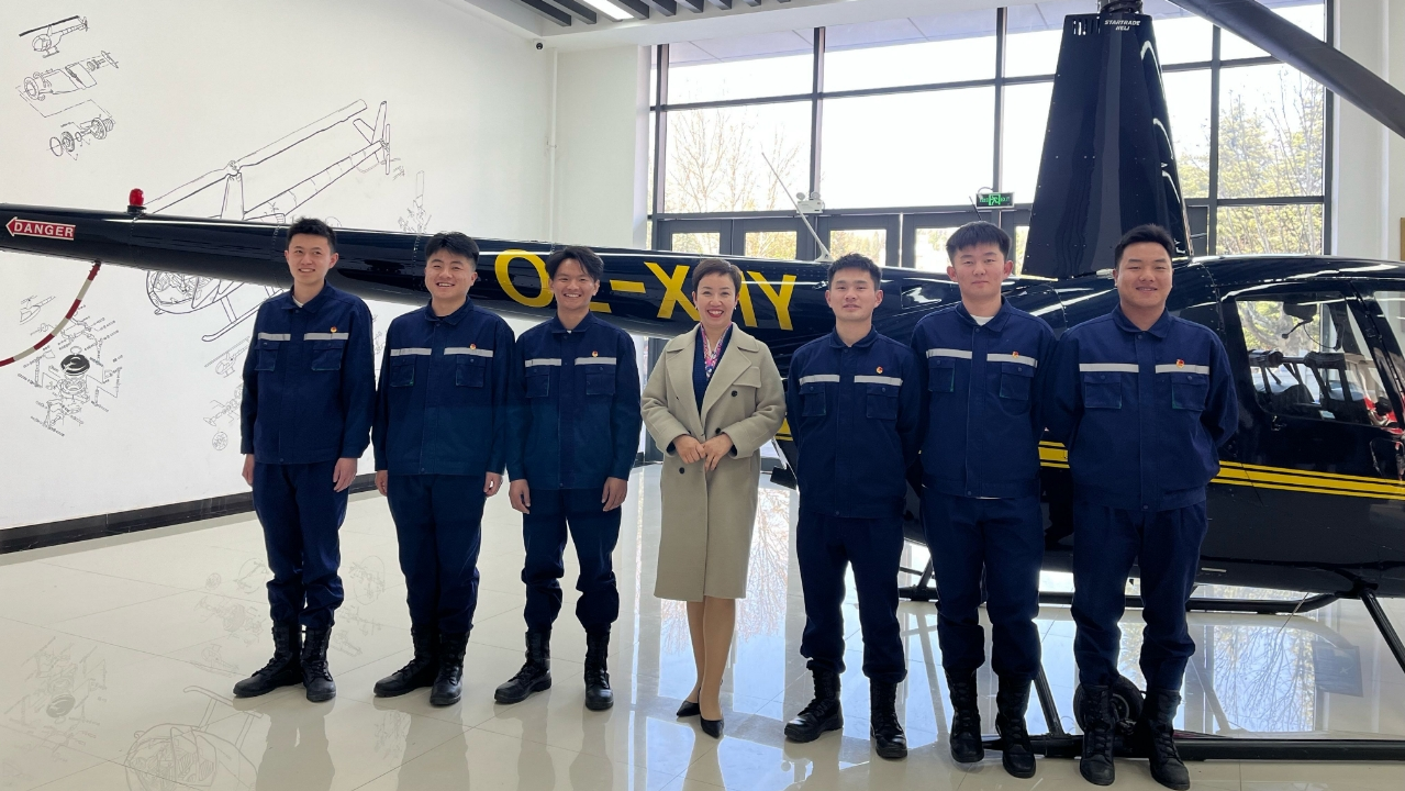 图5:苗姗姗与参加技能竞赛的学生合影 图5:苗姗姗与参加技能竞赛的学生合影