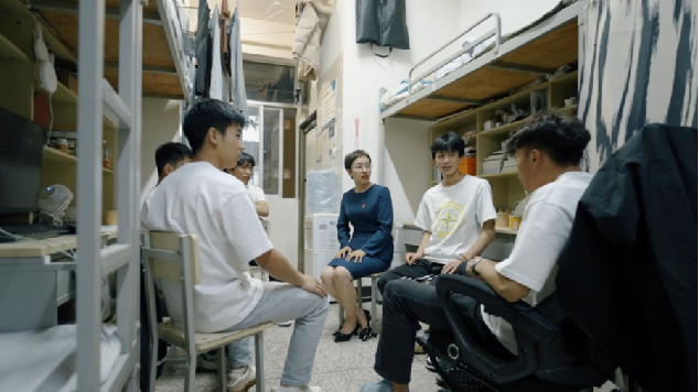 图2:苗姗姗与学生谈心谈话 图2:苗姗姗与学生谈心谈话