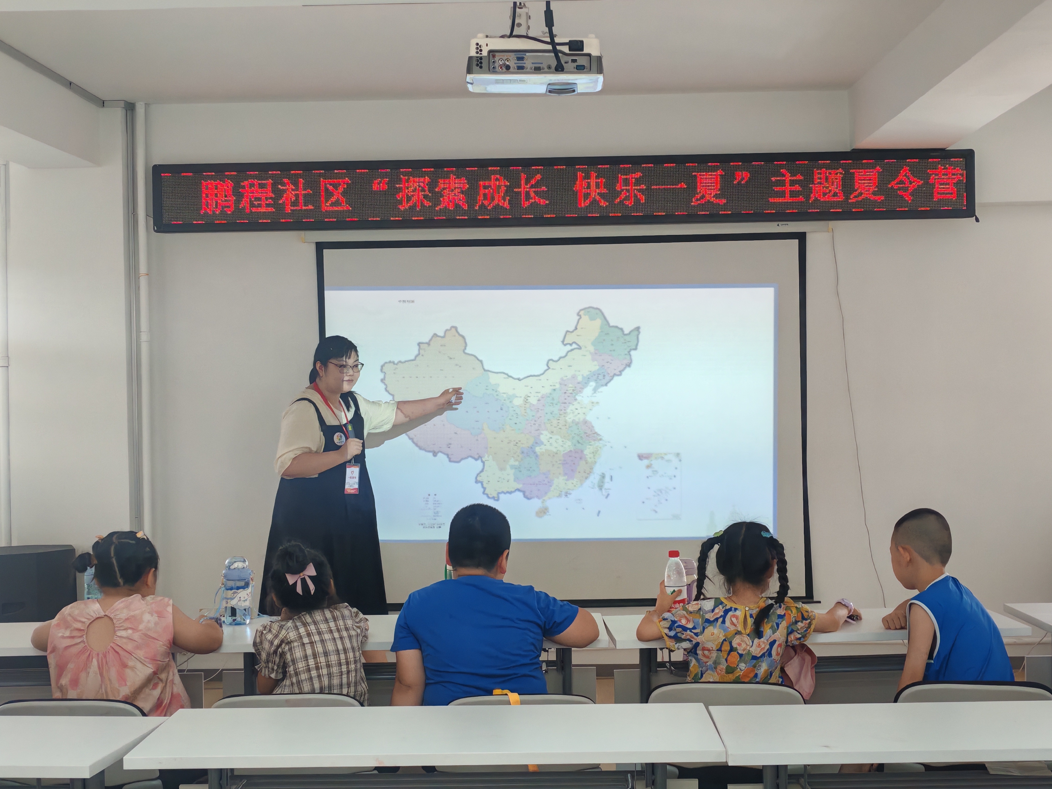 图3：7月8日“共拼中国梦”手工课堂志愿者和社区儿童一起识地图