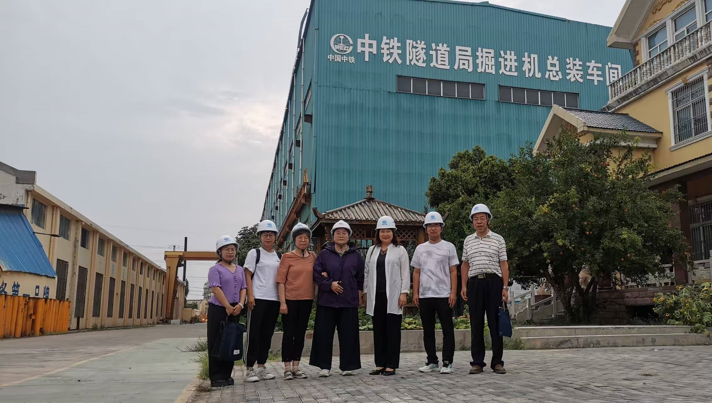 参观中铁隧道局掘进机总装车间