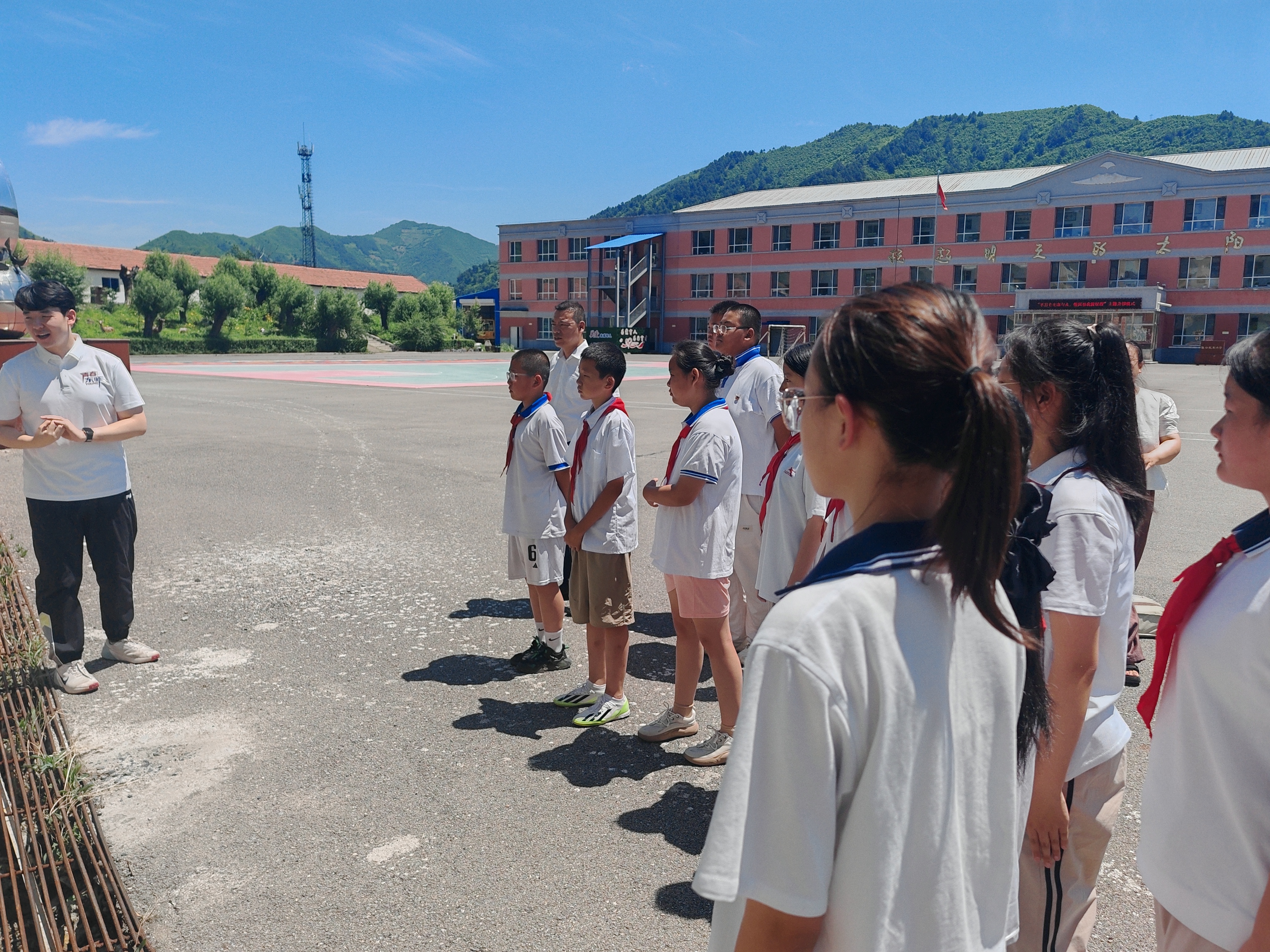 图5：7月7日团队走进白山市大栗子中心小学开展“党领导下的中国核工业”主题理论宣讲