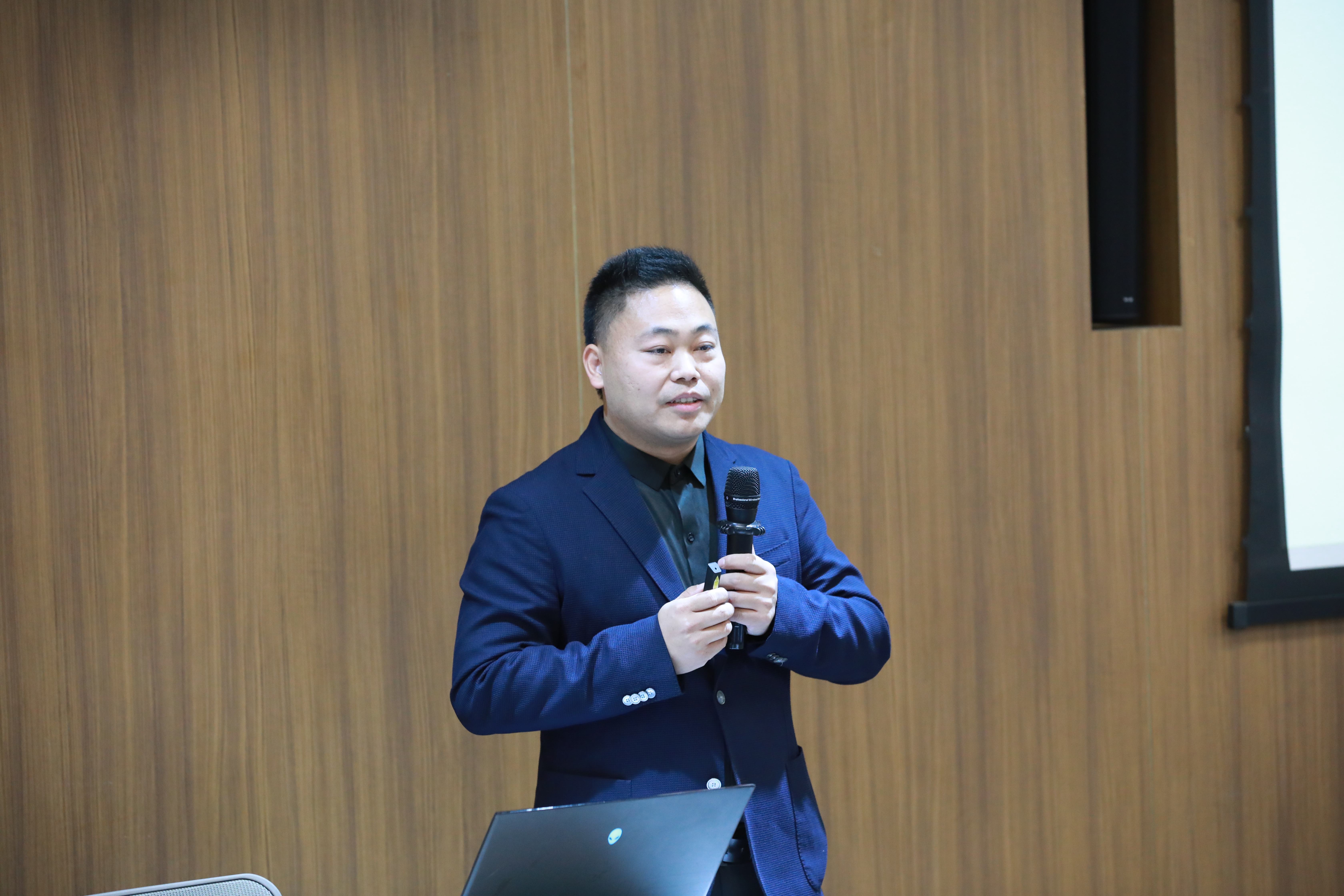 图6 北京城市学院艺术学部杨彦川副教授发表主旨报告