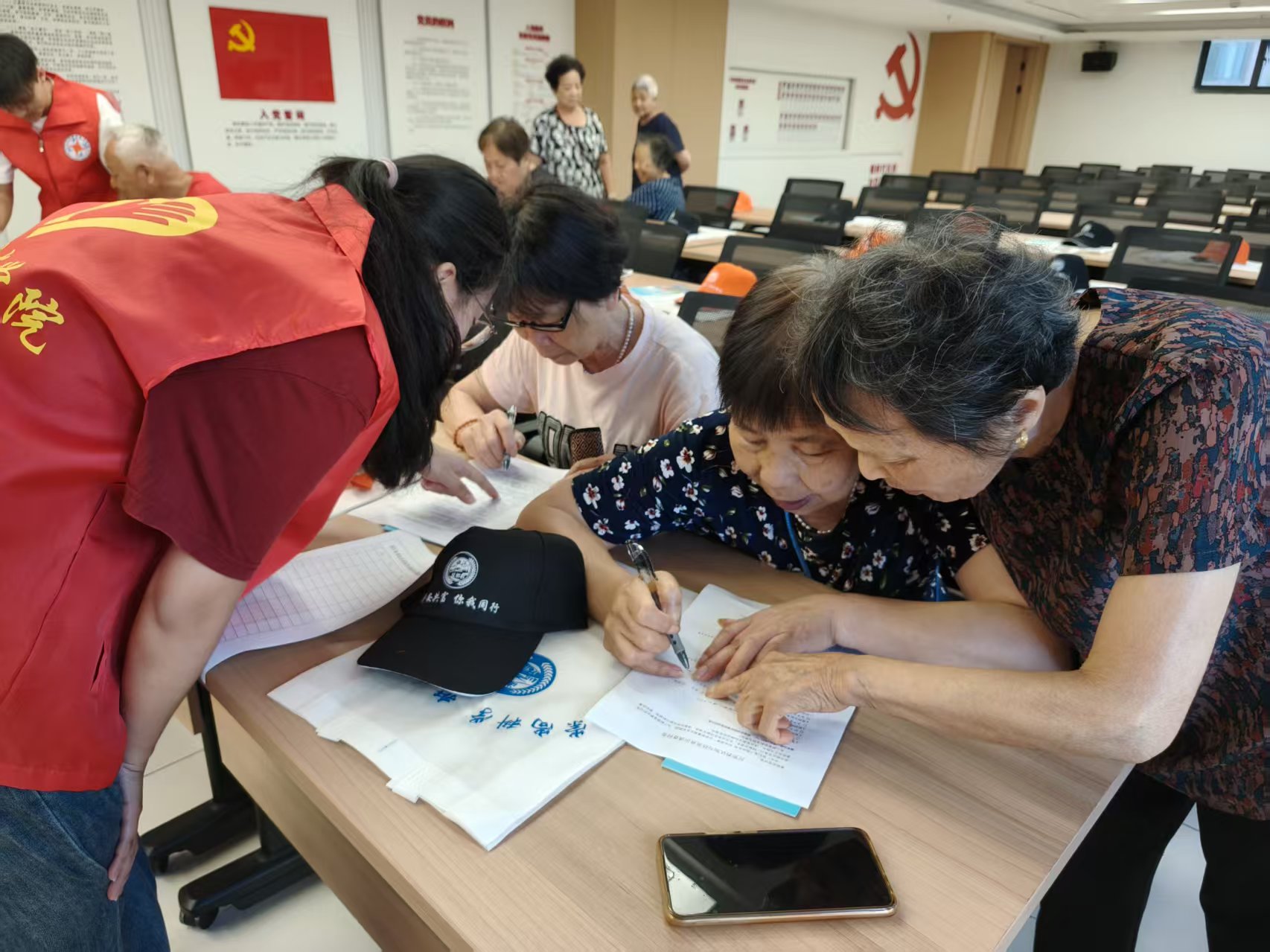 志愿者为老人讲解
