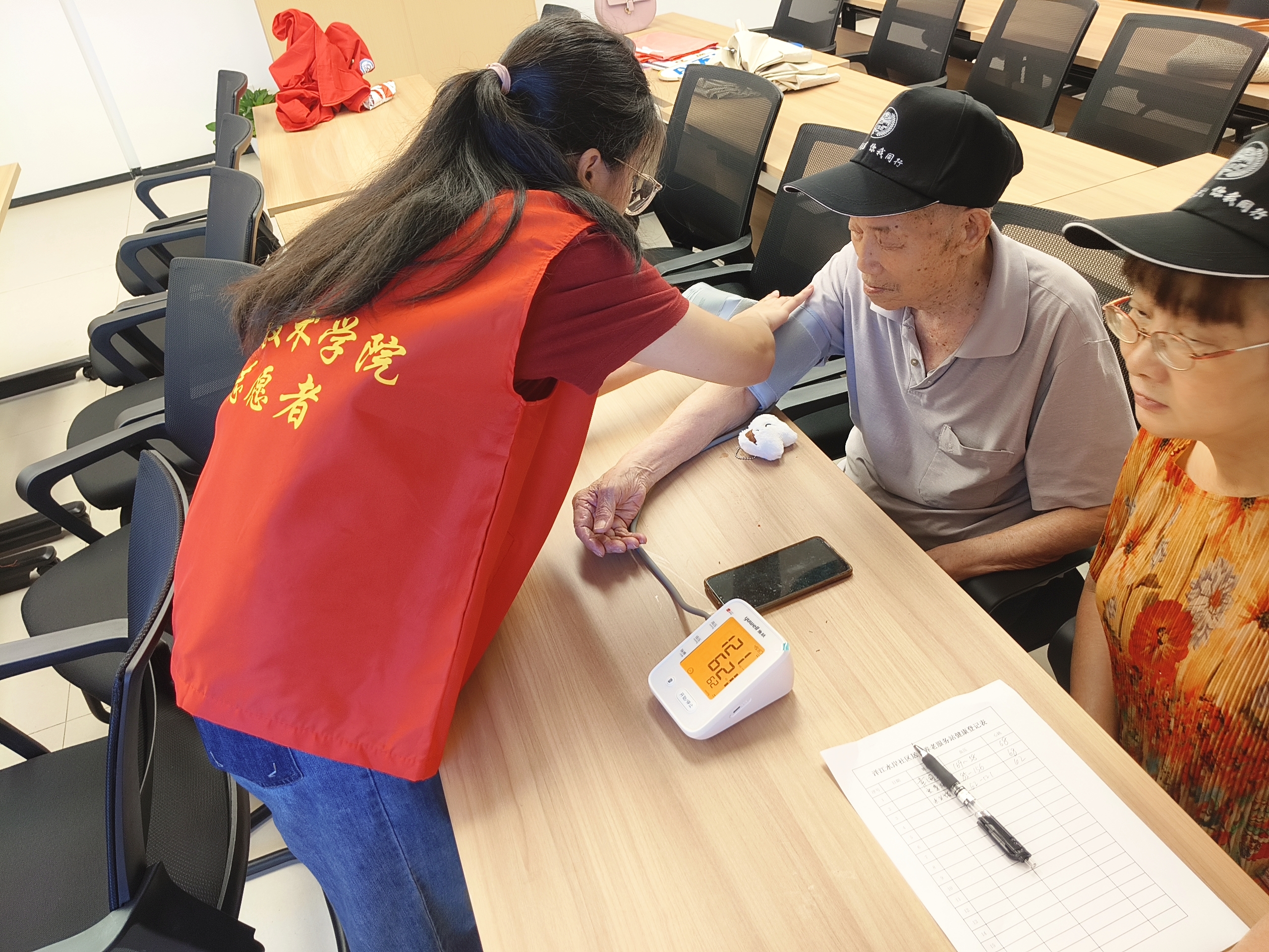志愿者为老年人测血压